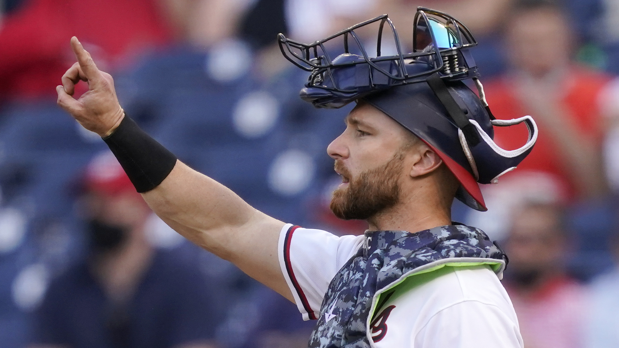 Braves sign veteran catcher Lucroy to minor-league contract