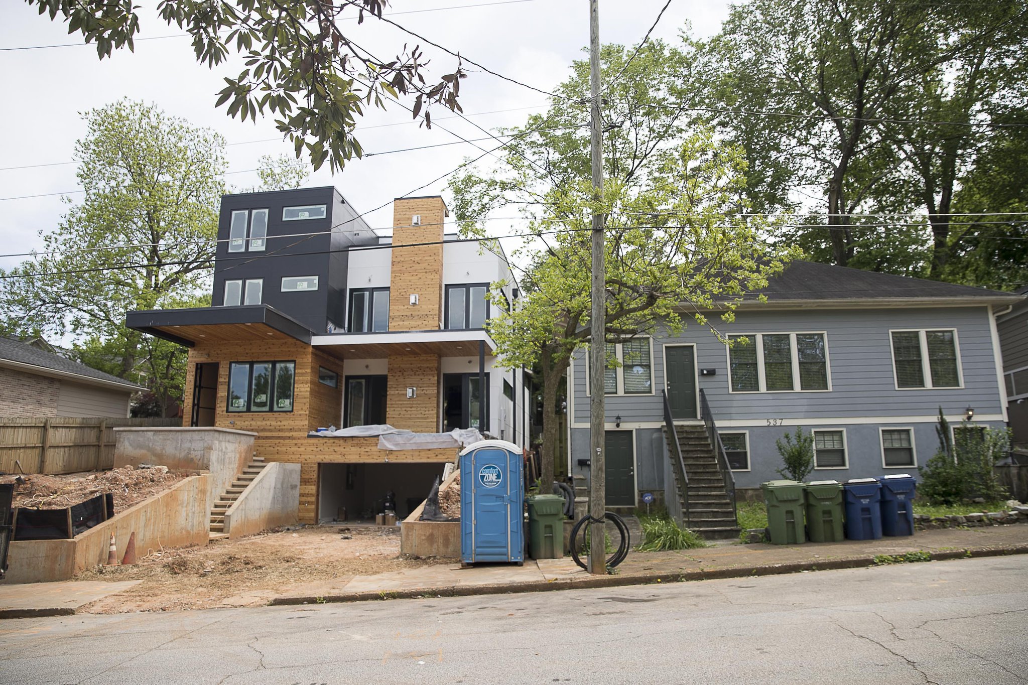 A newly constructed modern house sits next to an updated property in 2019 on Morgan Street in Atlanta’s Old Fourth Ward community. Once a middle-class working neighborhood that birthed Martin Luther King Jr., the Old Fourth Ward in 2019 was selling homes at an average of $630,000. (ALYSSA POINTER / ALYSSA.POINTER@AJC.COM)