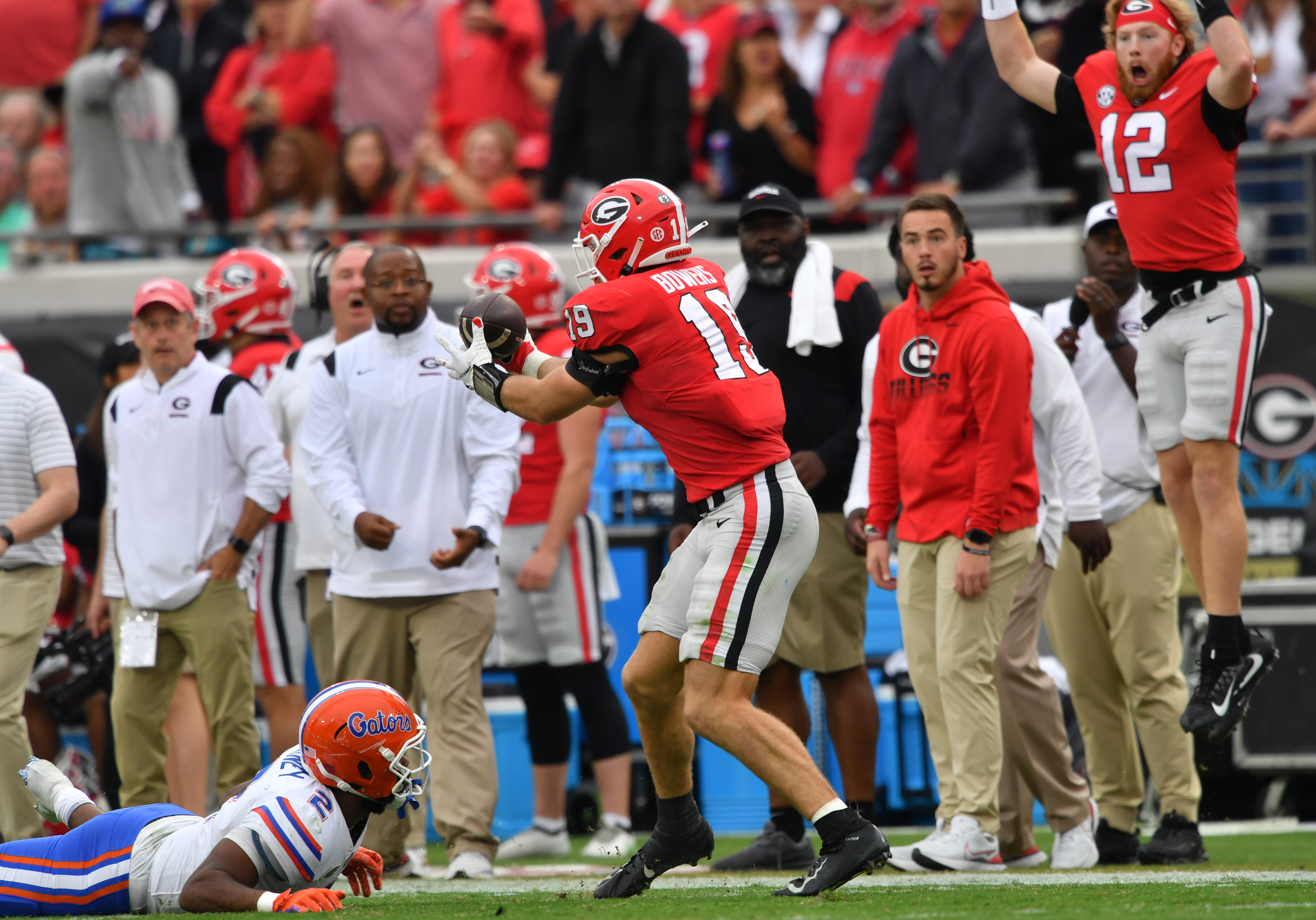 Brock Bowers  Goes Up To GRAB Impressive Touchdown And Extends