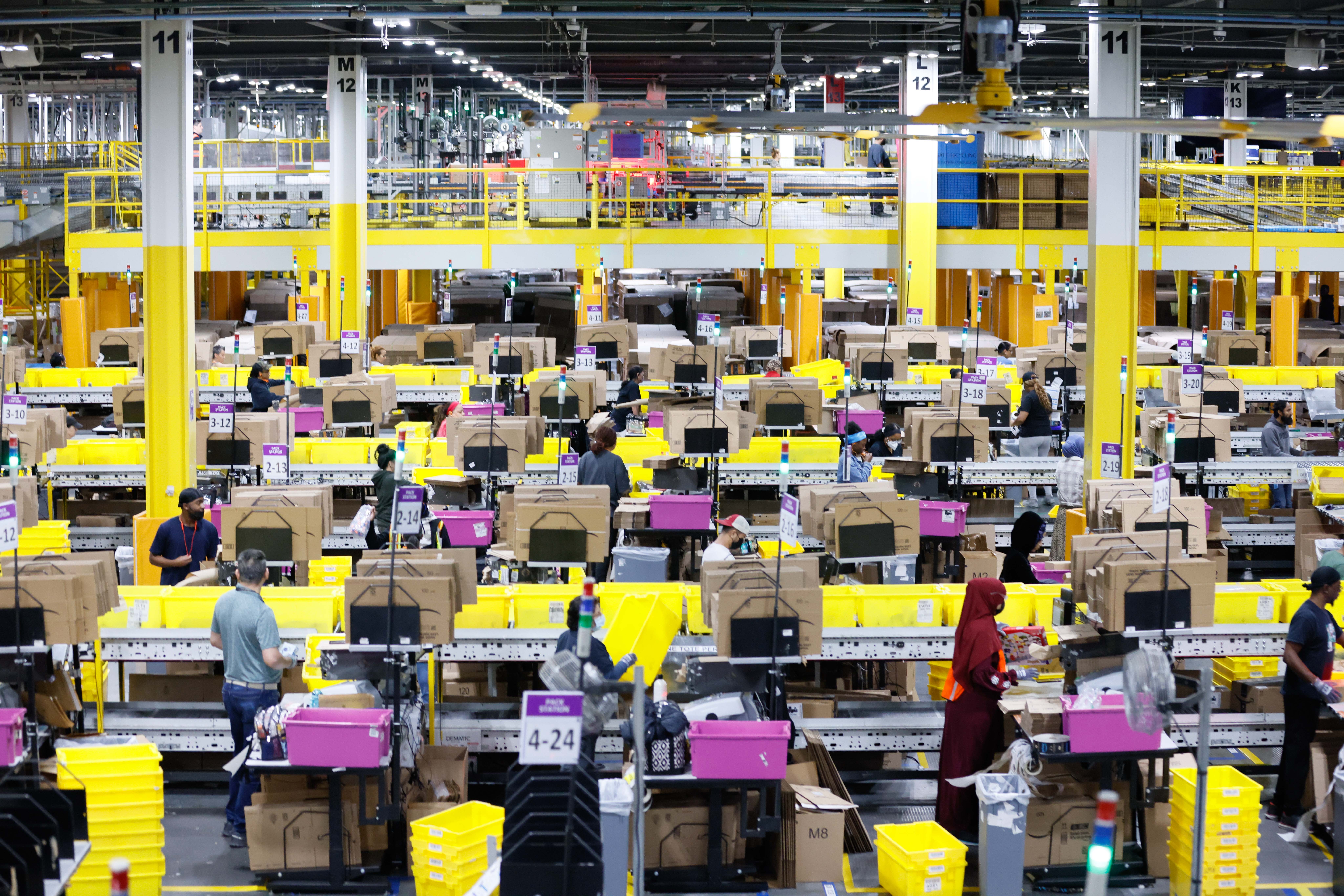 アムウェイ　FULTON　STREET　CAPSULE　MASCHINE Amazon facility is abuzz delivering Cyber Monday deals to