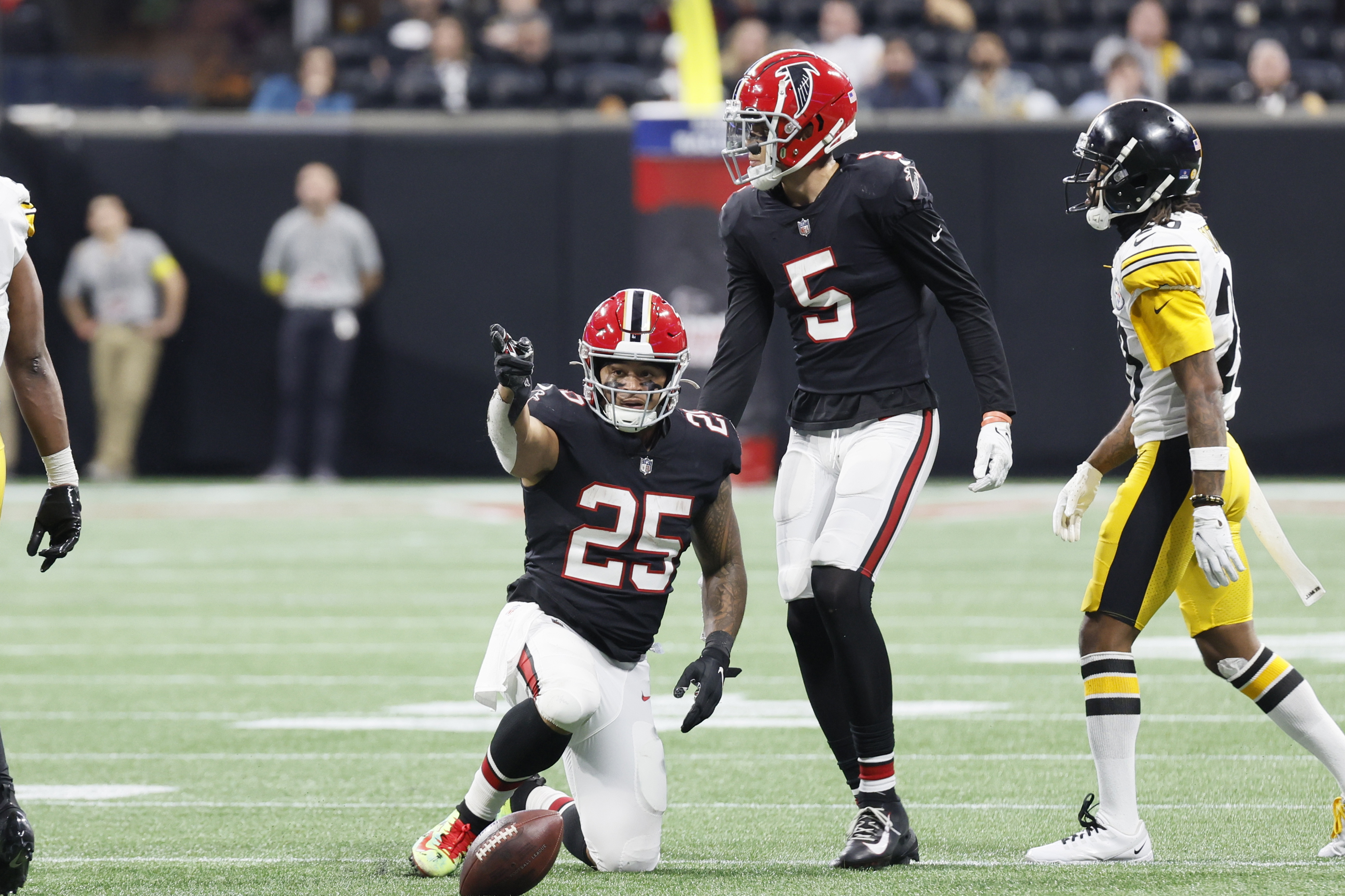 Pittsburgh Steelers tight end Connor Heyward (83) works during the first  half of an NFL football game against the Atlanta Falcons, Sunday, Dec. 4,  2022, in Atlanta. The Pittsburgh Steelers won 19-16. (