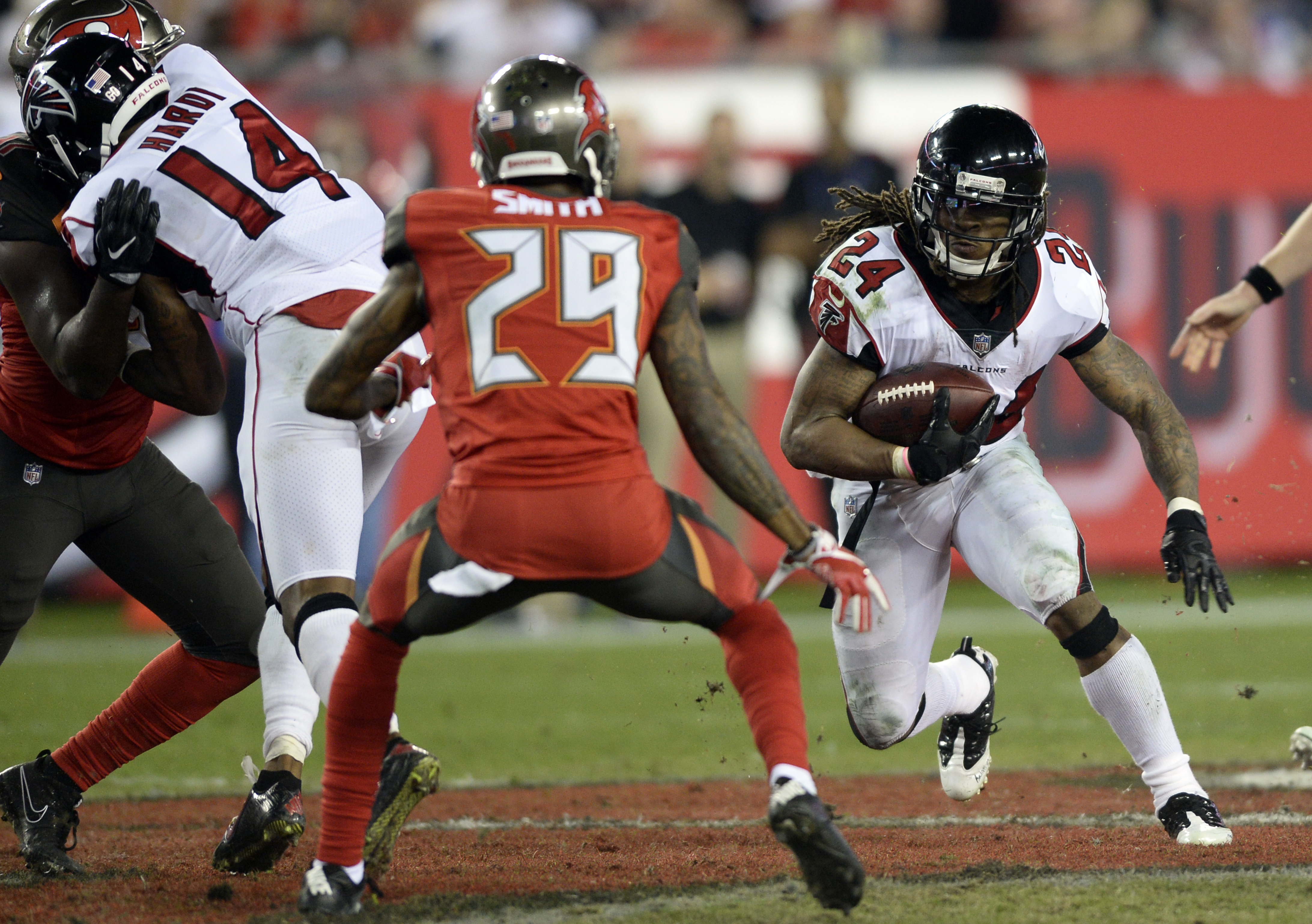 In-game replay: Devonta Freeman busts open for touchdown run in