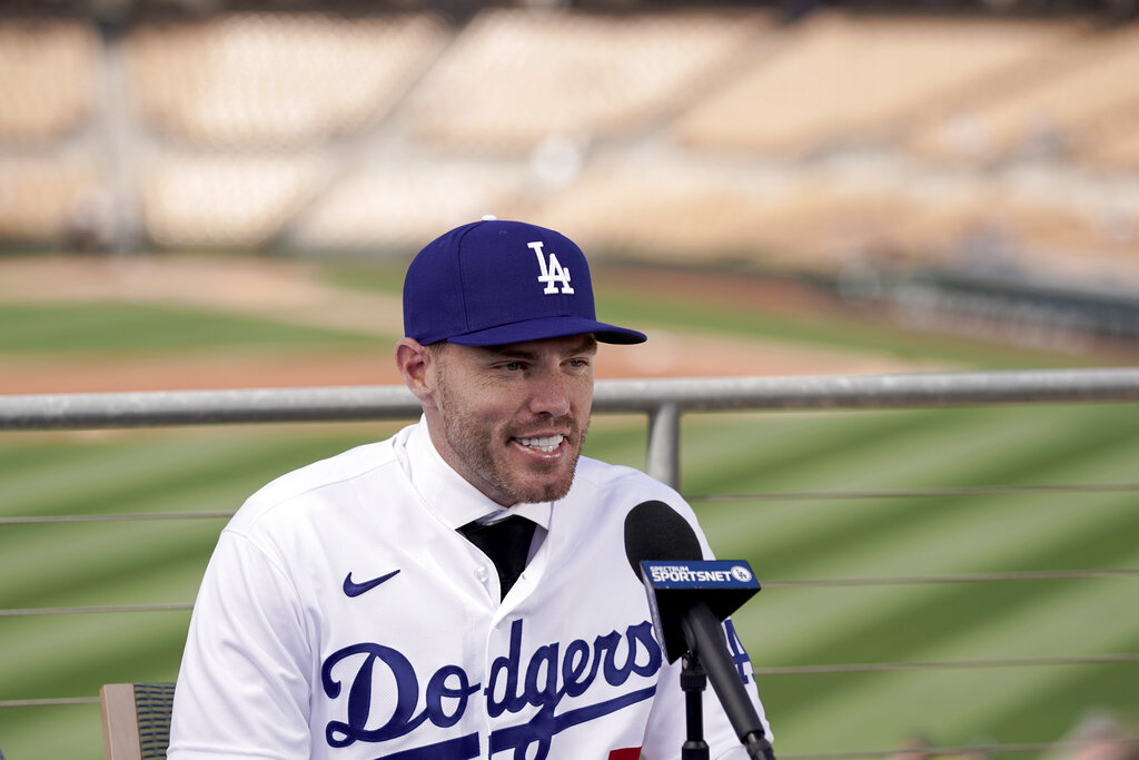 Freddie Freeman of the Los Angeles Dodgers runs to the dugout against  Photo d'actualité - Getty Images