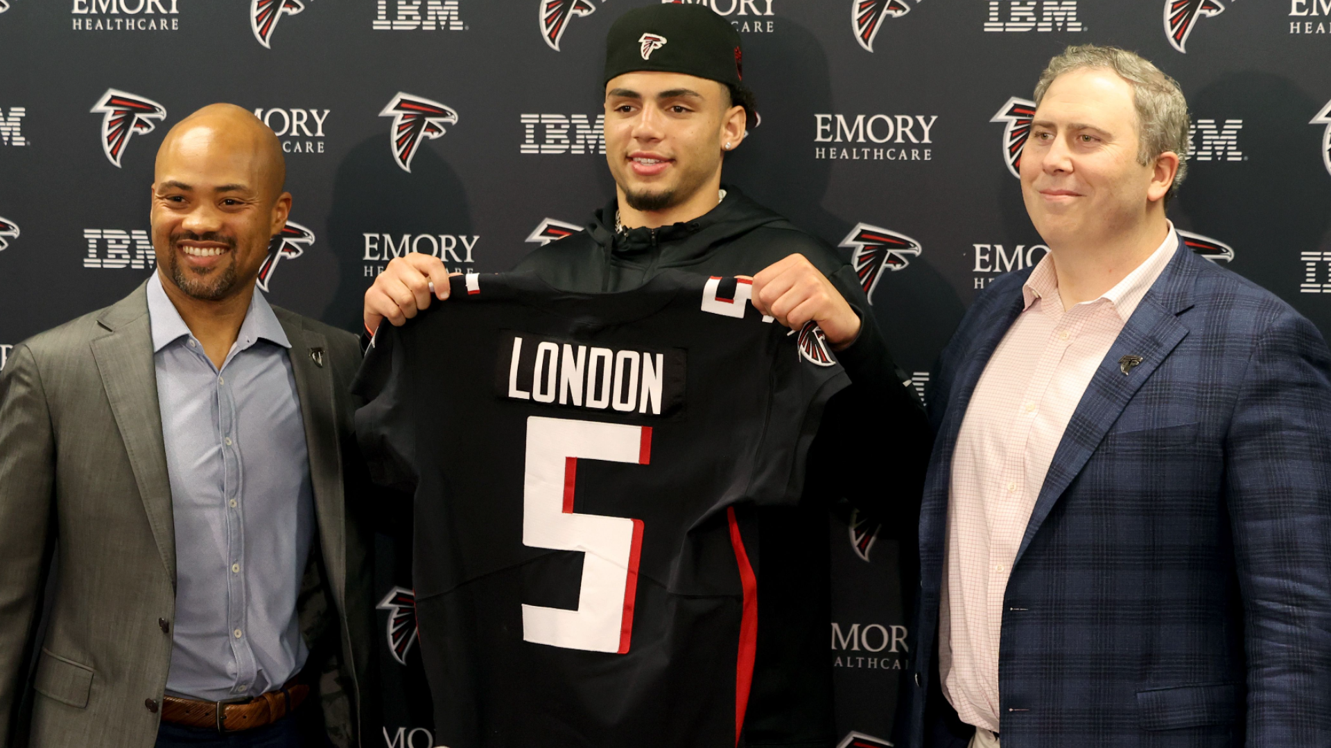 Falcons RB Bijan Robinson signs contract, debuts No. 7 jersey at