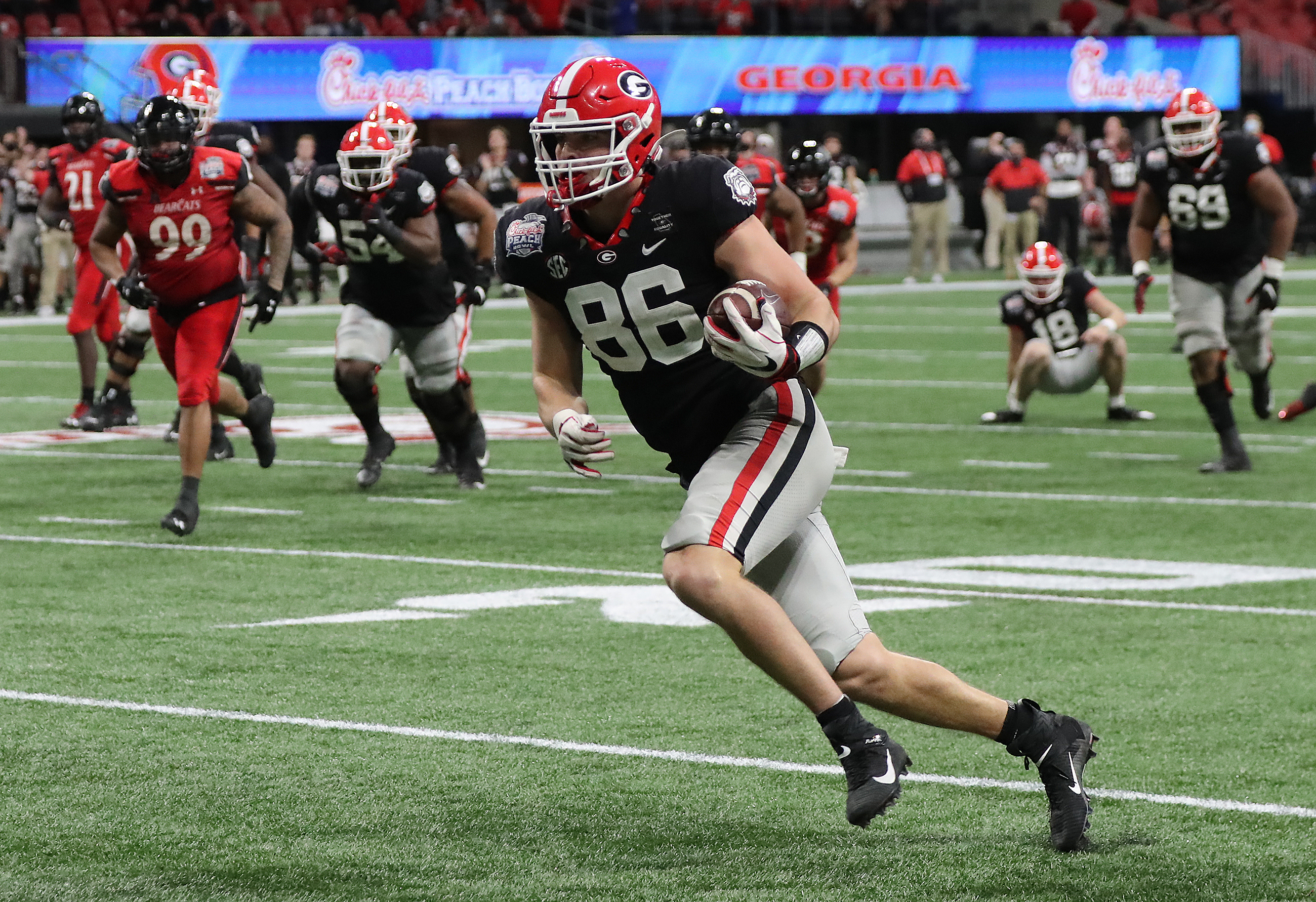 Georgia pulls out last-second 24-21 win over Cincinnati in Peach