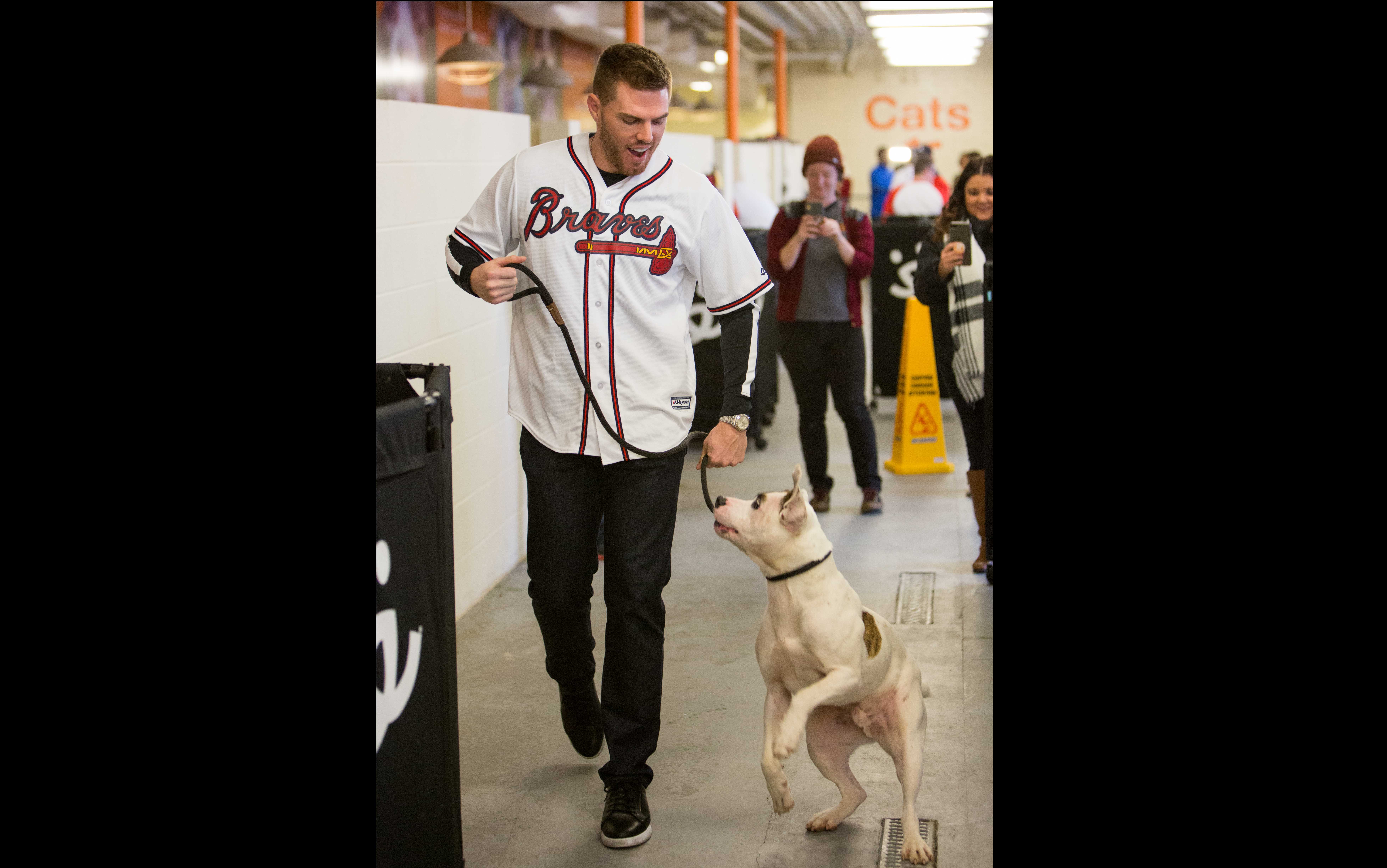 Braves players Freddie Freeman, Charlie Culberson assist local animal  shelter 