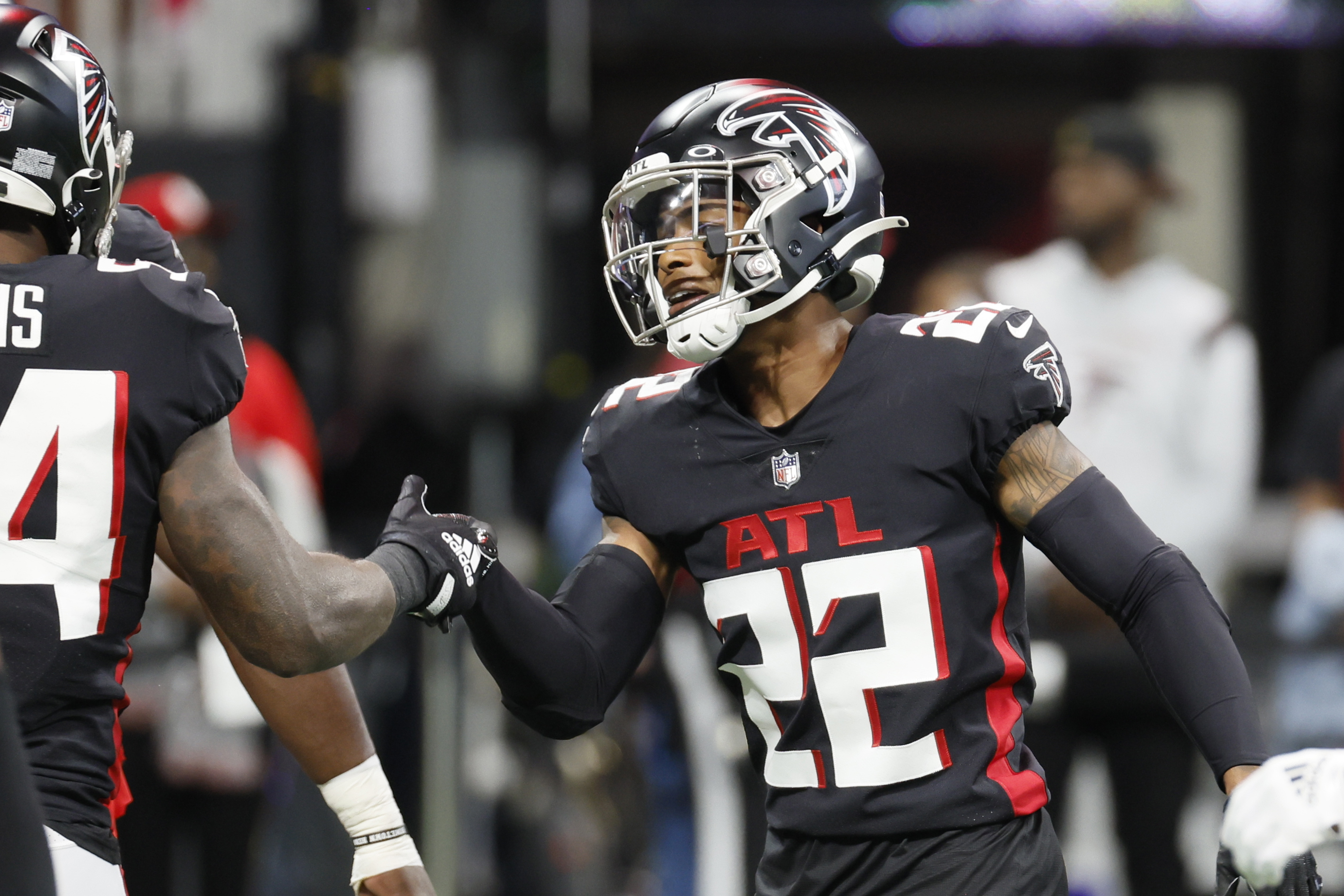 ATLANTA, GA – OCTOBER 30: Atlanta tight end Kyle Pitts (8) runs the ball  after a reception during the NFL game between the Carolina Panthers and the  Atlanta Falcons on October 30th