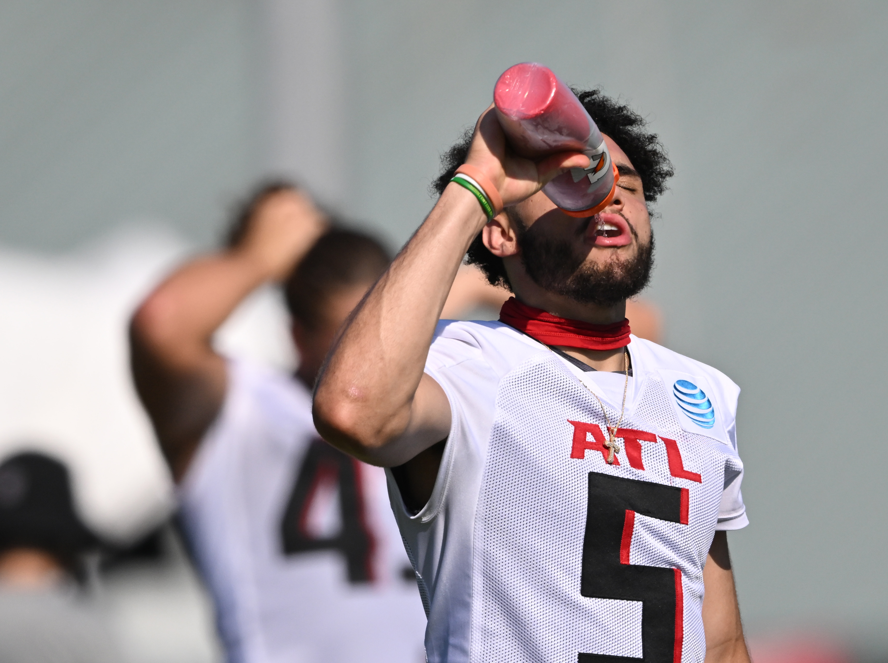 Falcons RB Bijan Robinson signs contract, debuts No. 7 jersey at rookie  minicamp – KXAN Austin