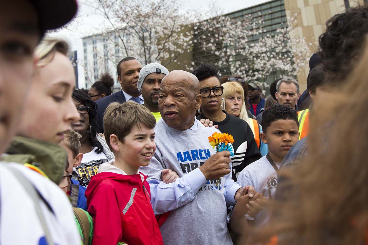 Le membre du Congrès John Lewis marche avec des étudiants lors de l'événement March for our Lives à Atlanta, en Géorgie, le samedi 24 mars 2018. (REANN HUBER/REANN.HUBER@AJC.COM)