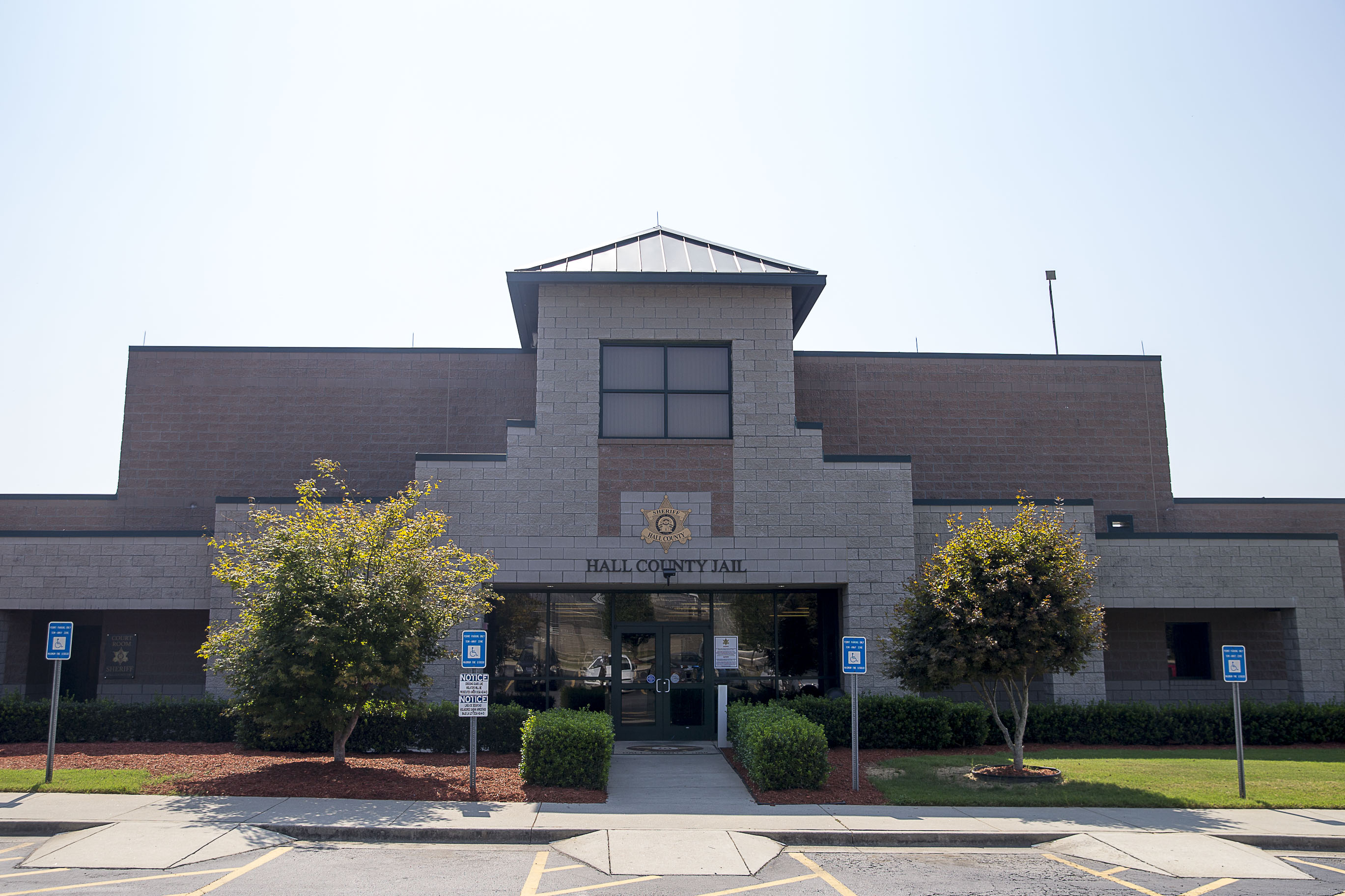 The exterior of the Hall County jail in Gainesville. (Alyssa Pointer/alyssa.pointer@ajc.com)