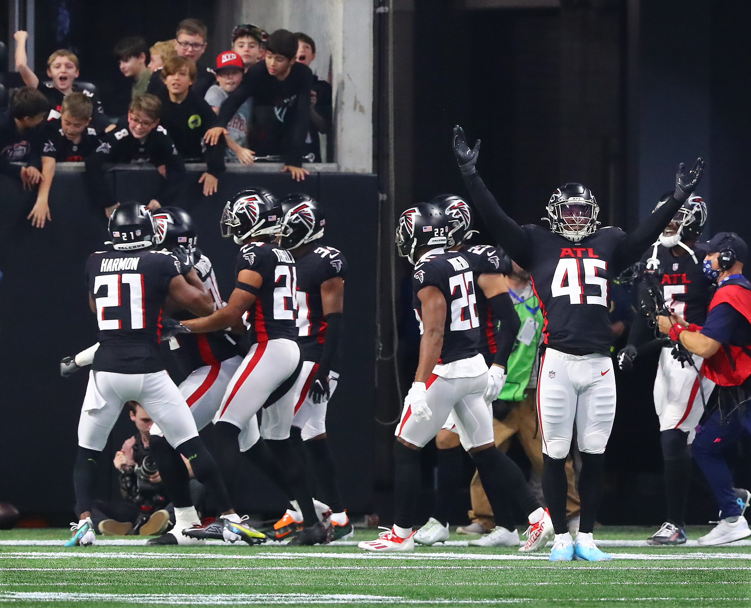 Falcons' Marlon Davidson Reacts to Pick-6 vs. Tom Brady