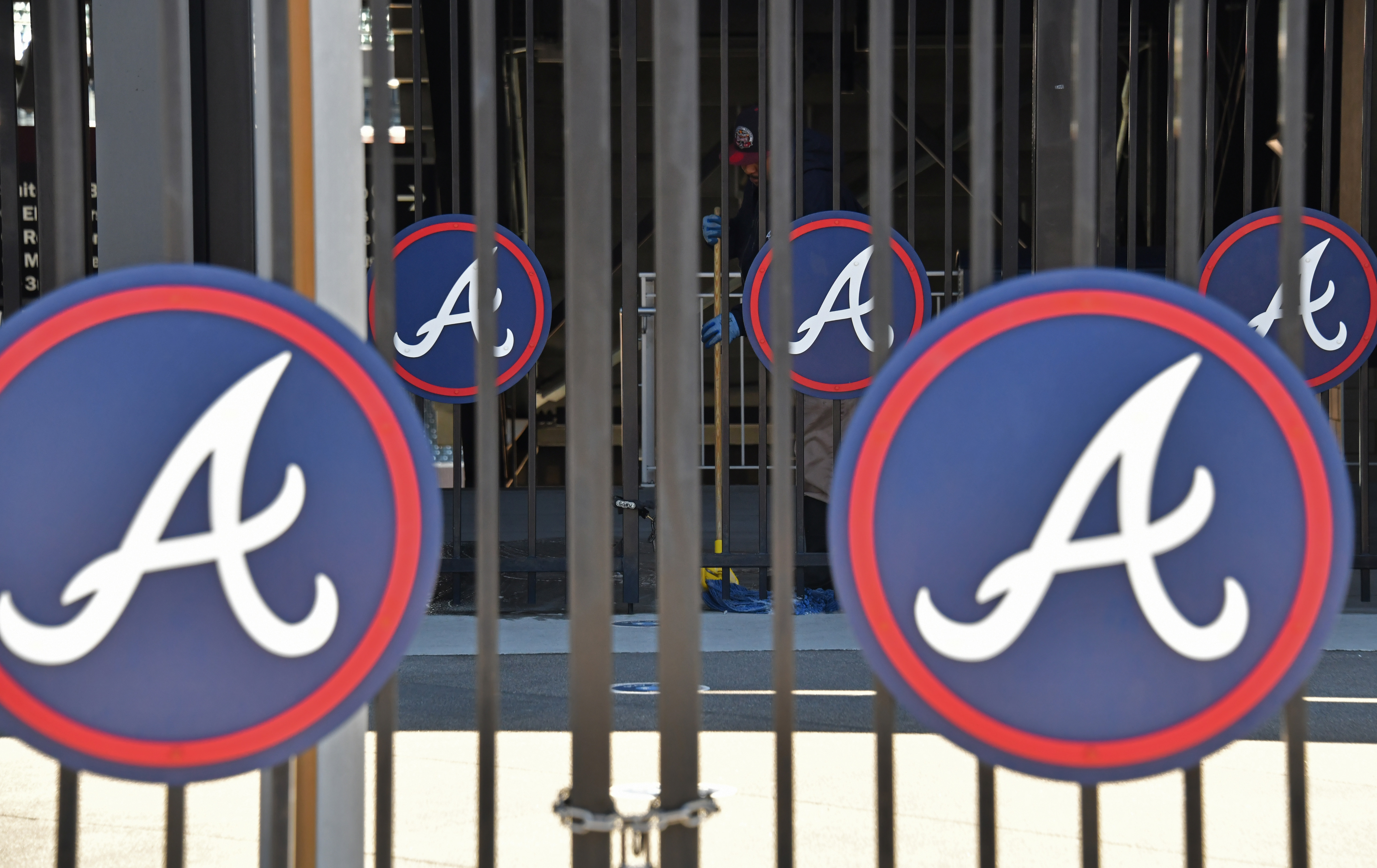 What is up with fans and @braves games?! Fan rushes outfield in #Atlanta! @ braves security take him down. #bravessecurity #mlb #bravesfan