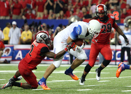 September 3, 2011: Georgia's Orson Charles catches a pass during the  Chick-Fil-A Kickoff Game between the Georgia Bulldogs and the Boise State  Broncos at the Georgia Dome in Atlanta, Georgia. Boise State