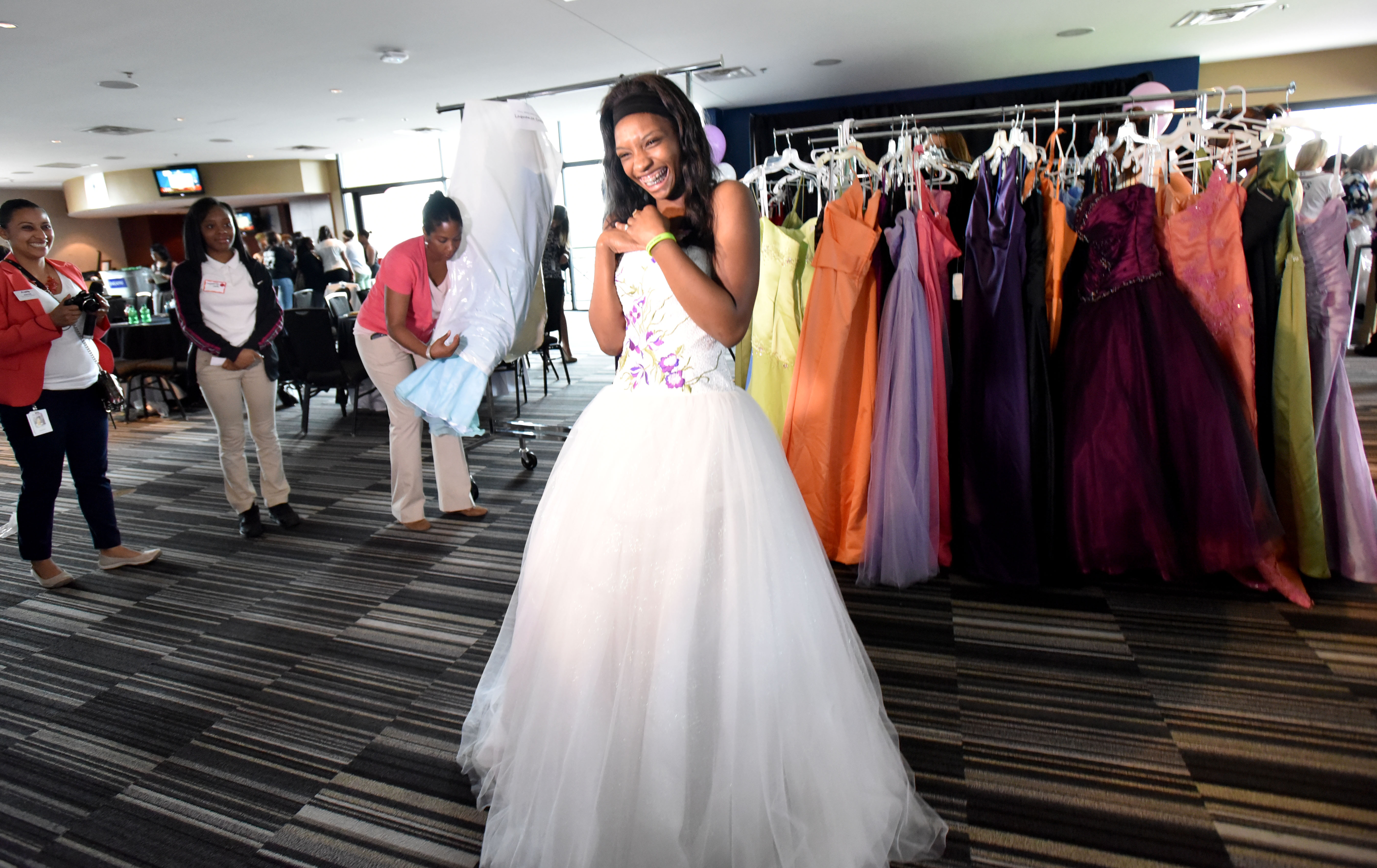 Photos: Atlanta Braves wives, girlfriends host prom makeover