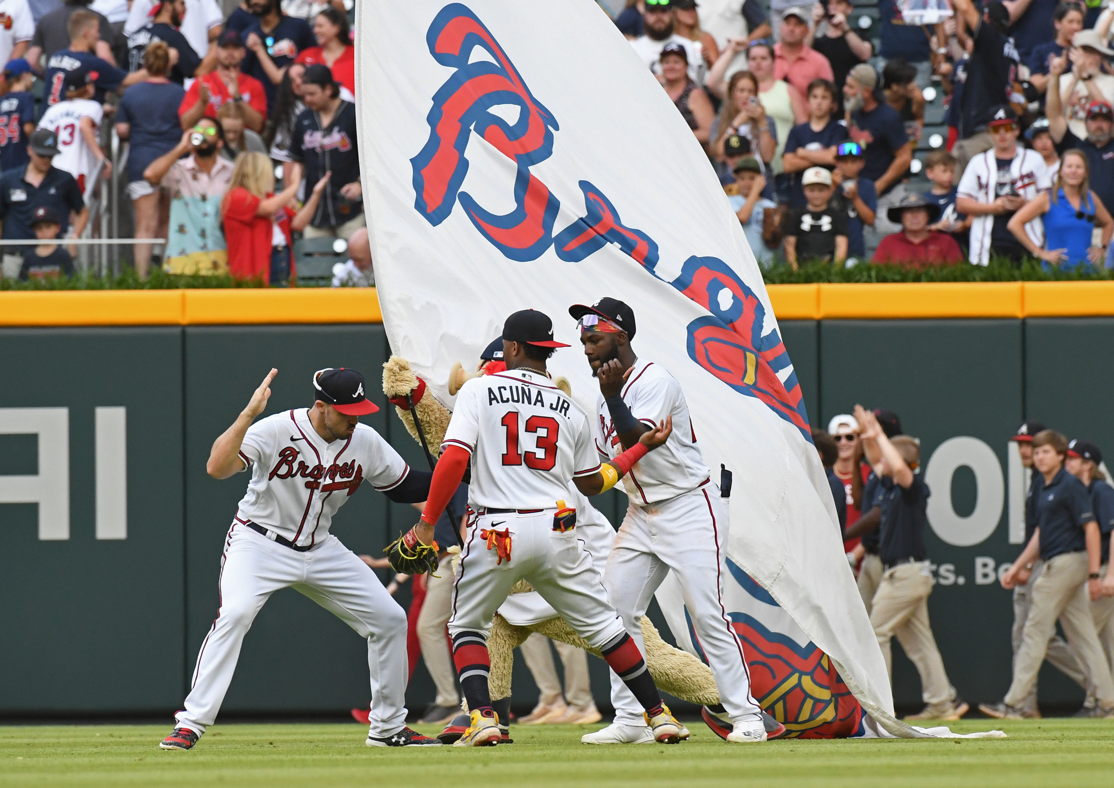 Braves score 5 runs in 10th to extend win streak