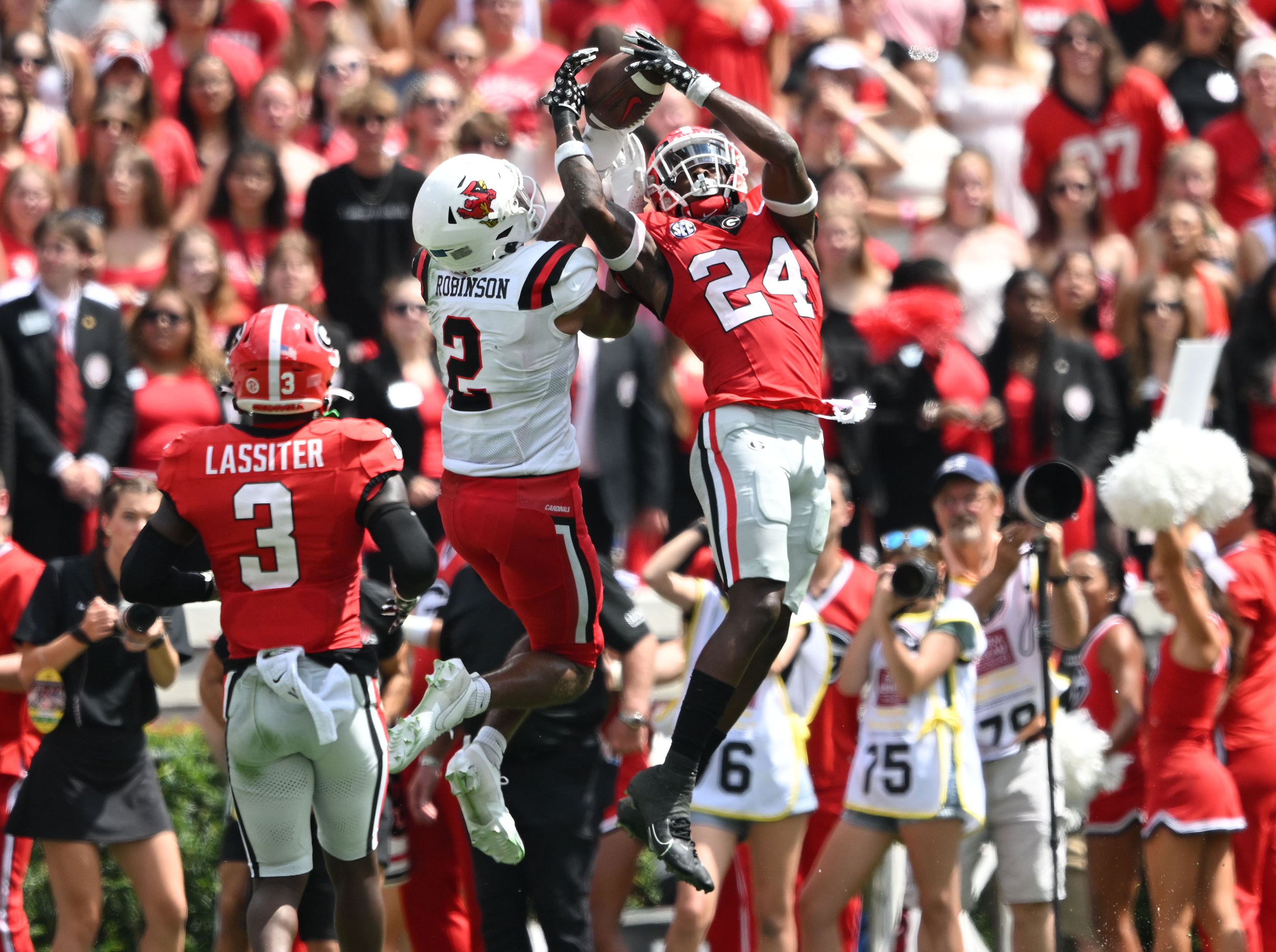 No. 1 Georgia beats South Carolina behind dominant defense, run