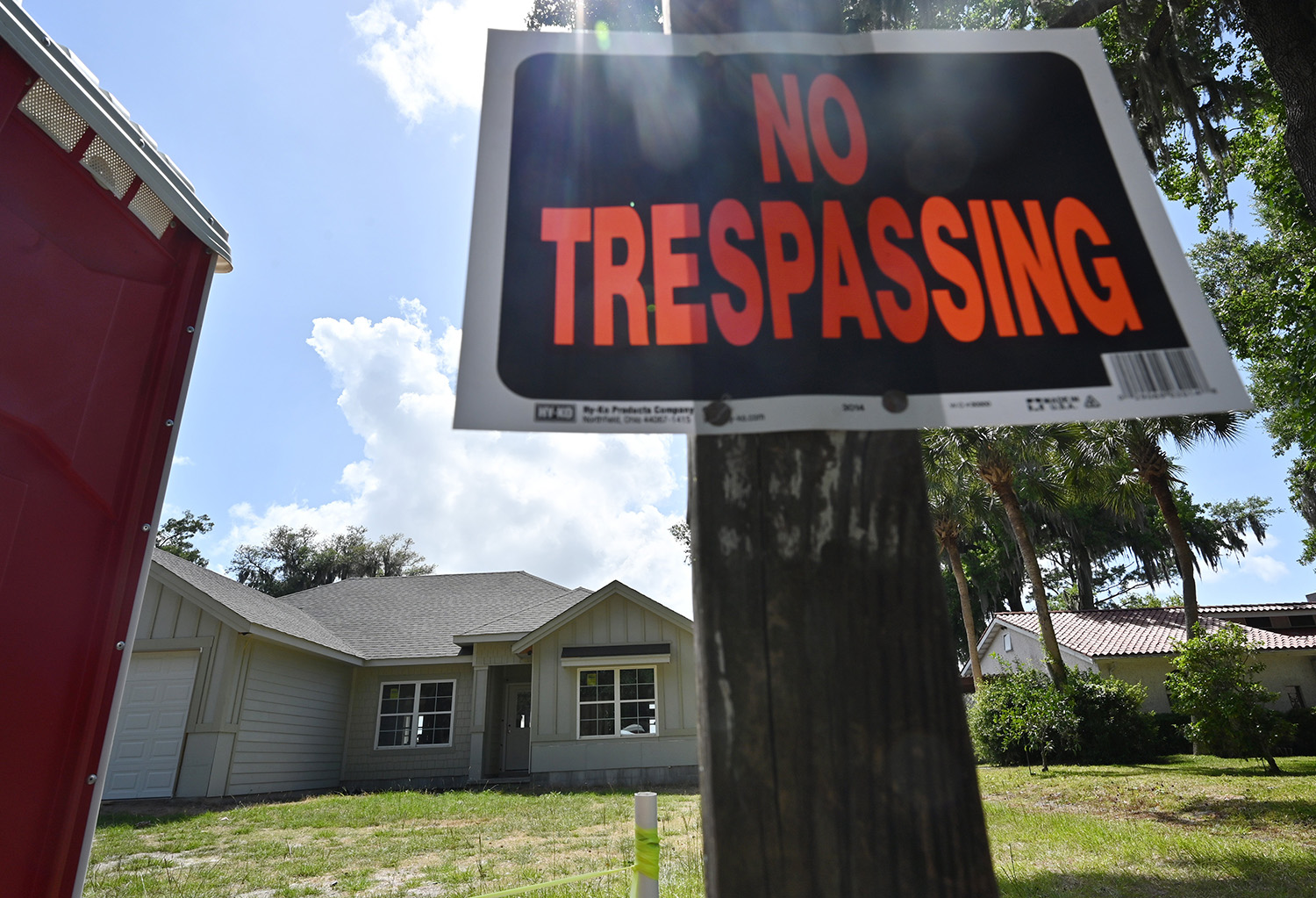 Ahmaud Arbery visited this house under construction in the Satilla Shores neighborhood minutes before he was pursued and shot by neighbors on Feb. 23. (Hyosub Shin / Hyosub.Shin@ajc.com)