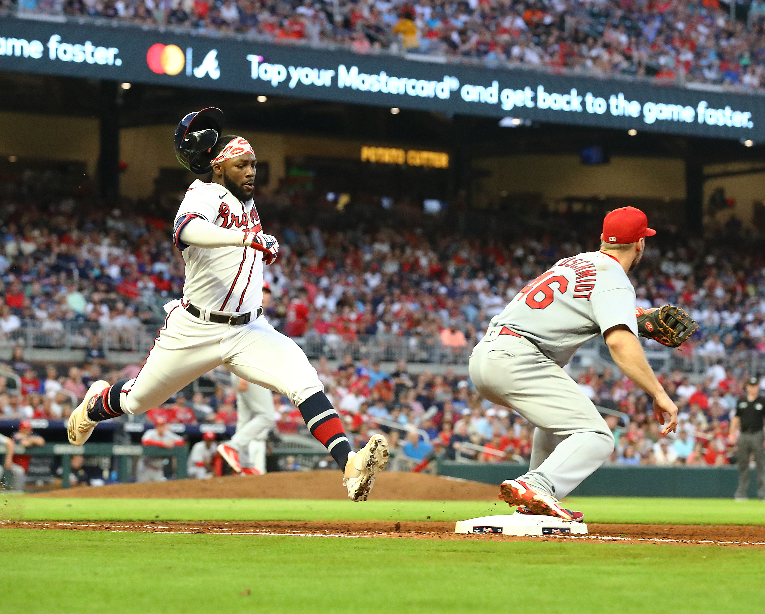 2022 m. liepos 5 d., antradienį, Atlantoje vykstančiose MLB beisbolo rungtynėse, „Braves“ krašto žaidėjas Michaelas Harrisas už singlą sumušė pirmąjį Sent Luiso „Cardinals“ žaidėją Paulą Goldschmidtą.  „Curtis Compton / Curtis.Compton@ajc.com“