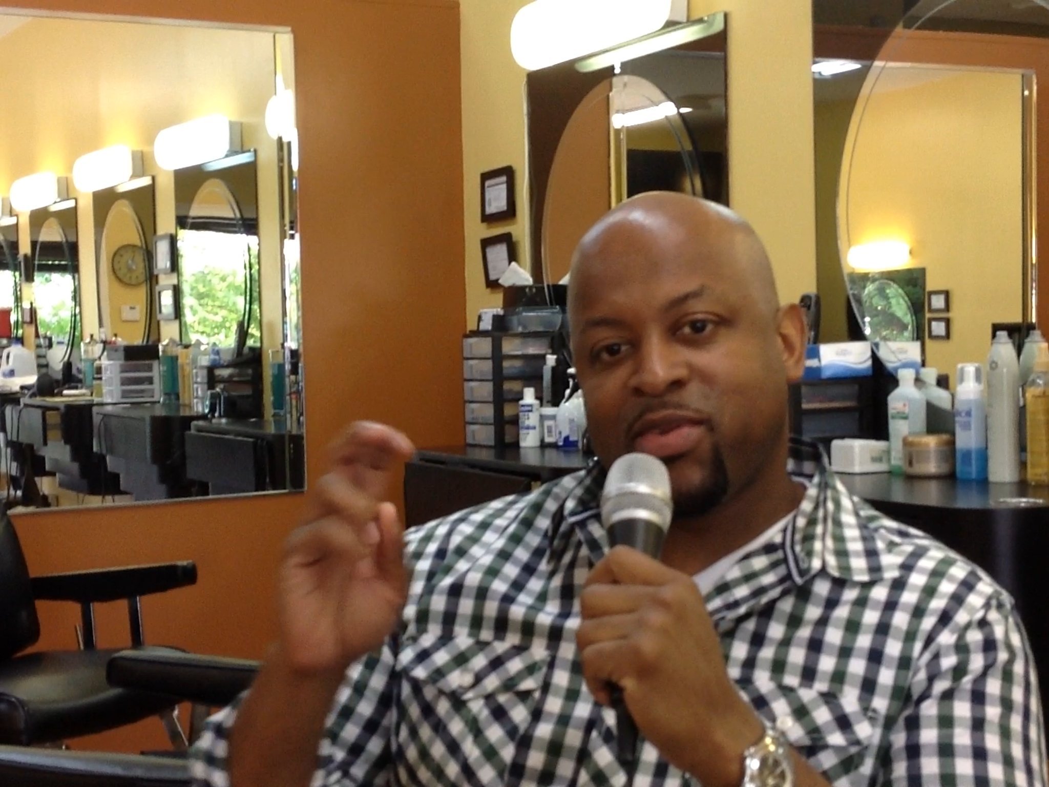 Gabriel Ware, a veteran barber in Atlanta, said the coronavirus is forcing him to give up the profession. ERNIE SUGGS / ESUGGS@AJC.COM