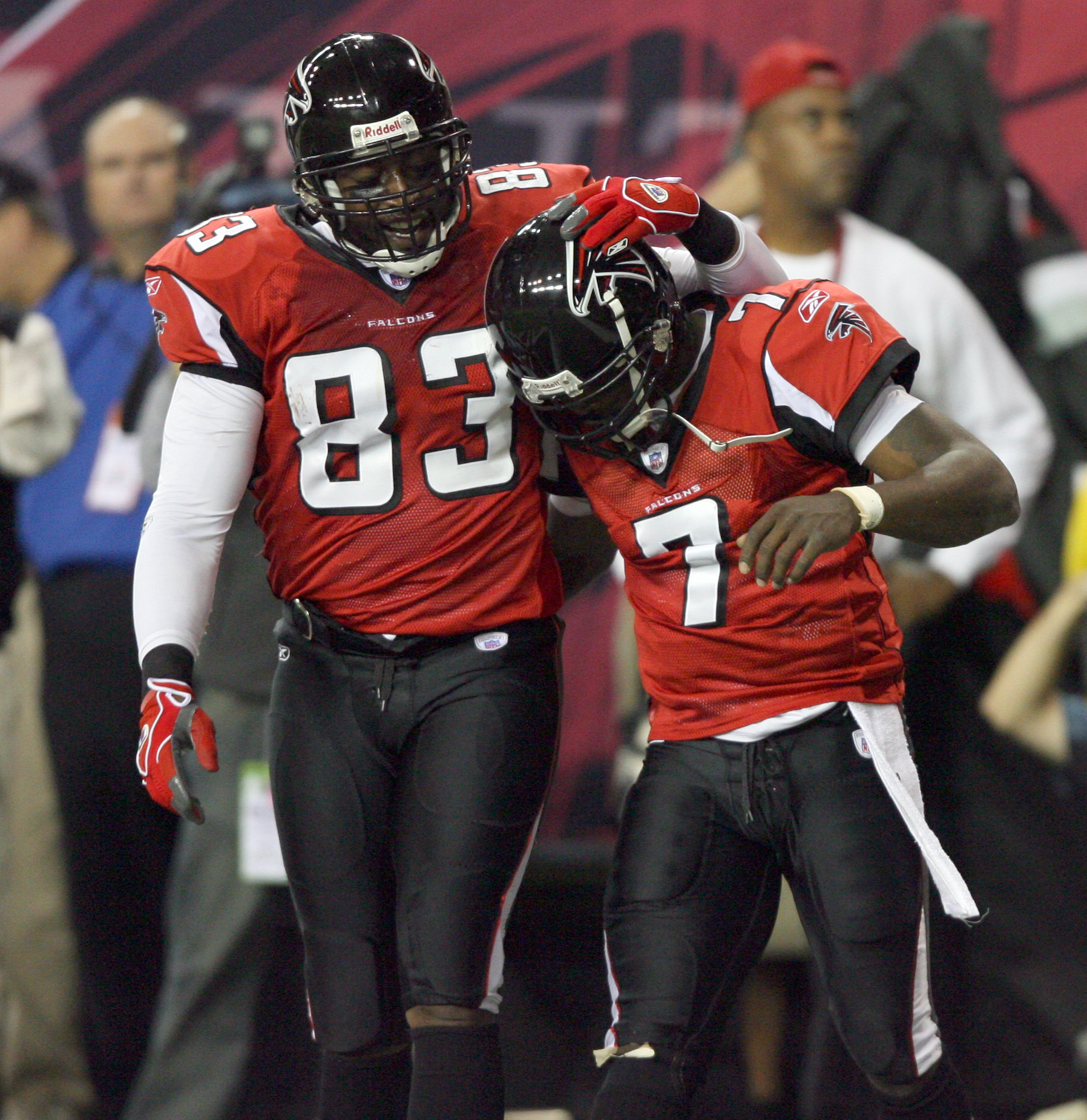 Atlanta Falcons tight end Alge Crumpler celebrates a Falcons News Photo  - Getty Images