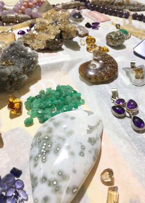 Compre cristales, piedras preciosas, minerales, fósiles y joyas en Bellpoint Gem Show en el recinto ferial del condado de Gwinnett.