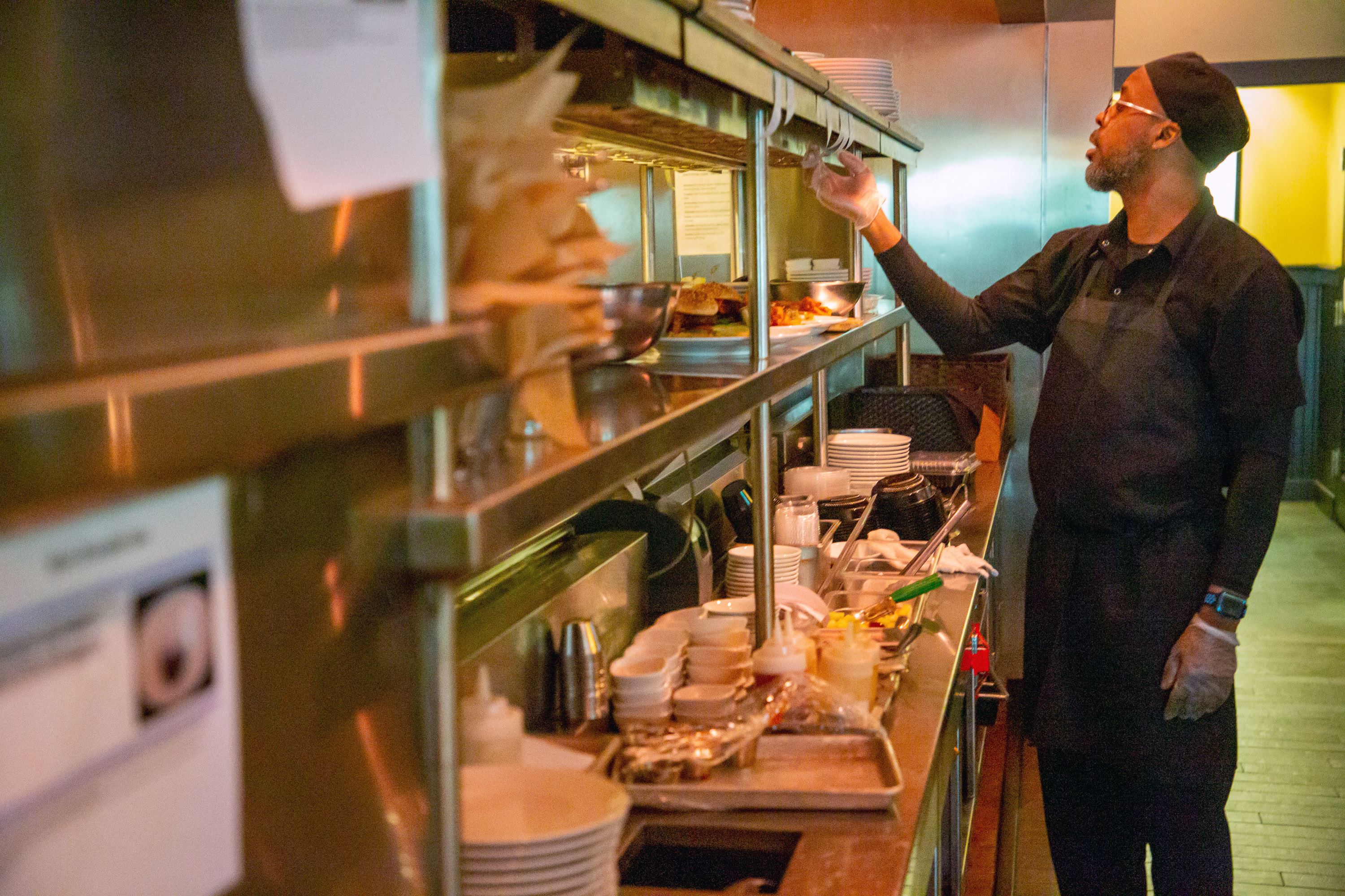 Marlow's Tavern Sous Chef Erice Ford works on both meals and to-go orders during their lunch rush Friday, March 11, 2022. STEVE SCHAEFER FOR THE ATLANTA JOURNAL-CONSTITUTION