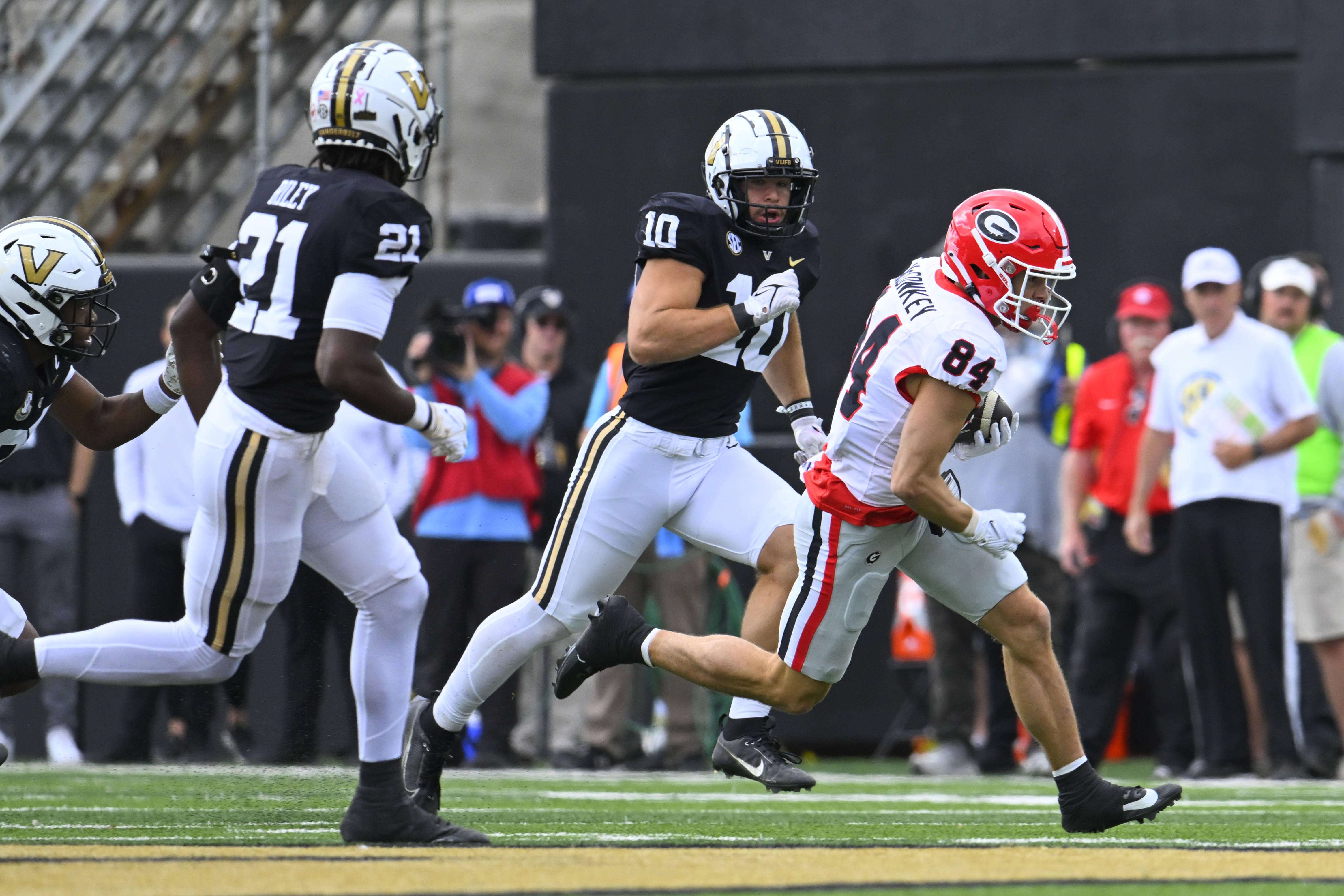 No. 1 Georgia loses tight end Brock Bowers to sprained left foot against  Vandy