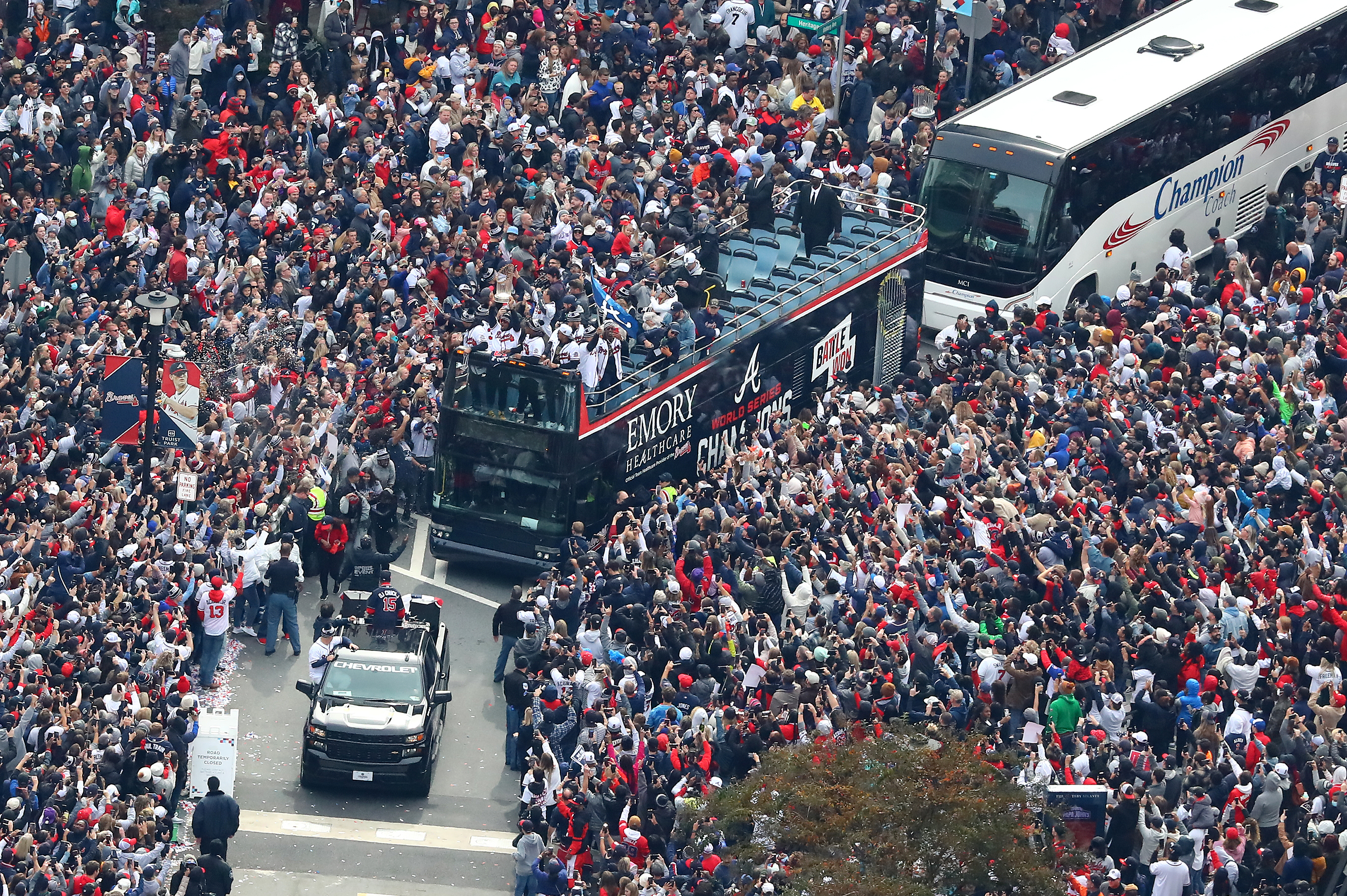 Braves parade, Watch the massive crowd cheer on the Braves
