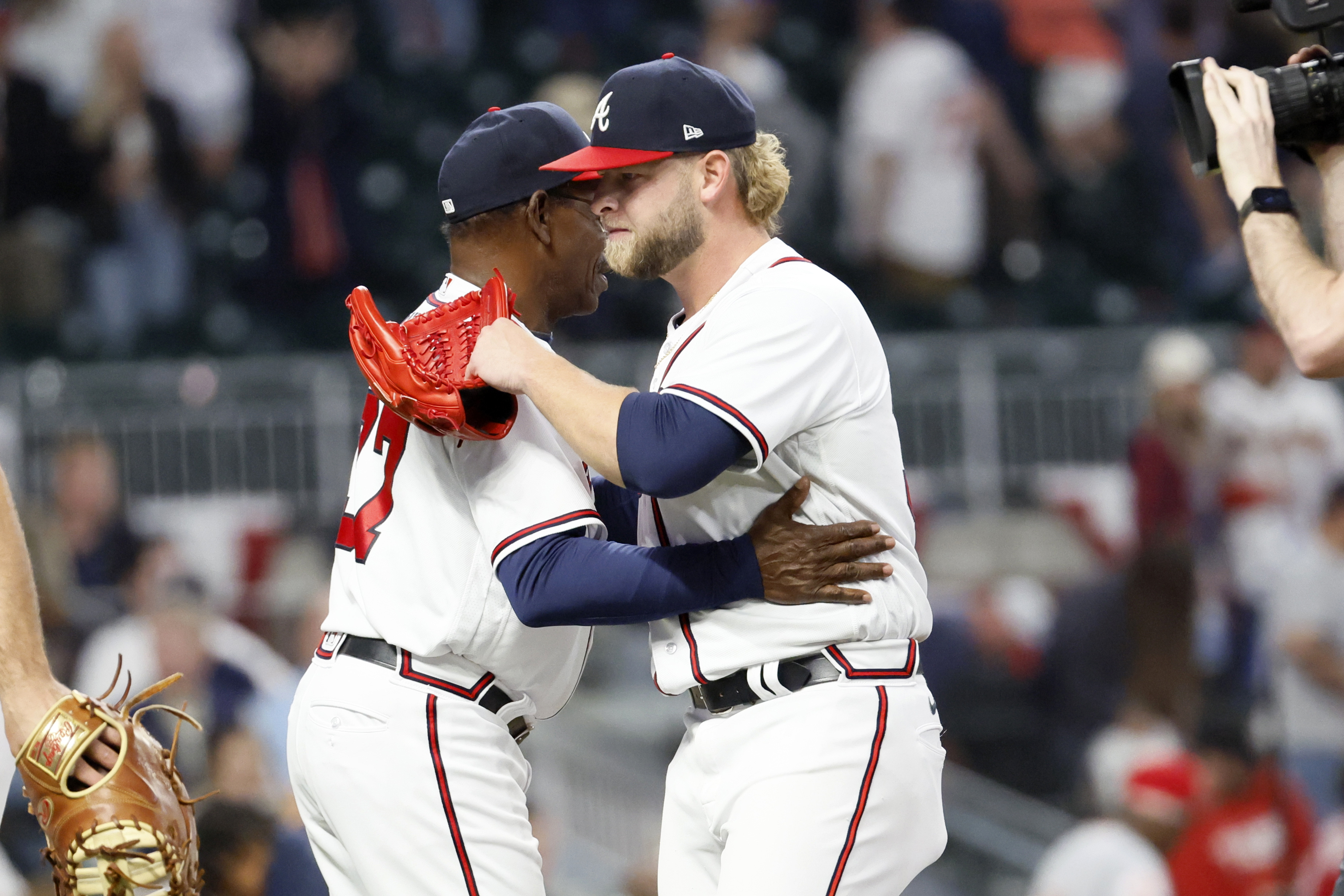 Eddie Rosario's HR gives Braves sweep of Reds