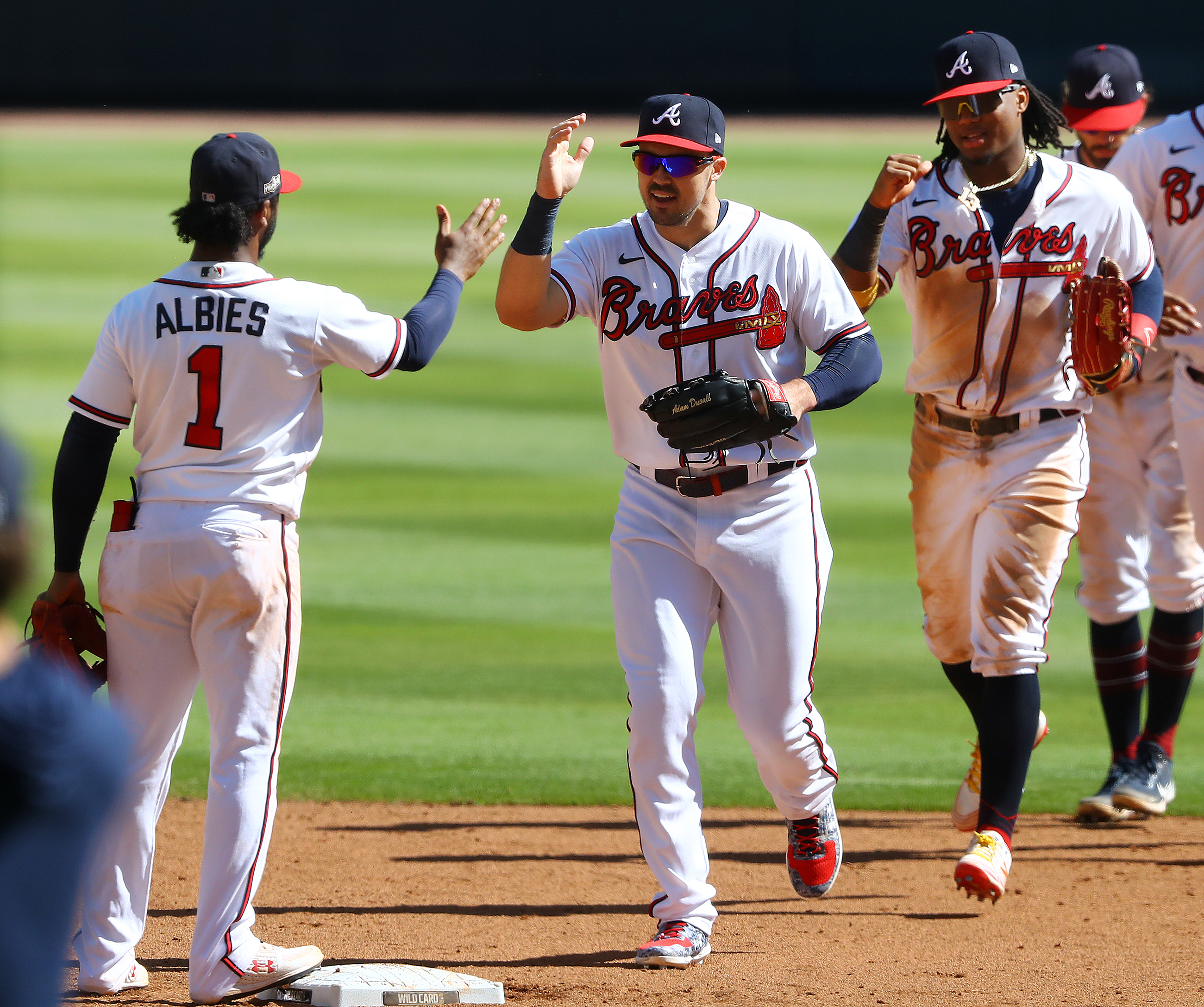 Selfie moment: Braves sweep Reds for first postseason series win since 2001  - The Athletic