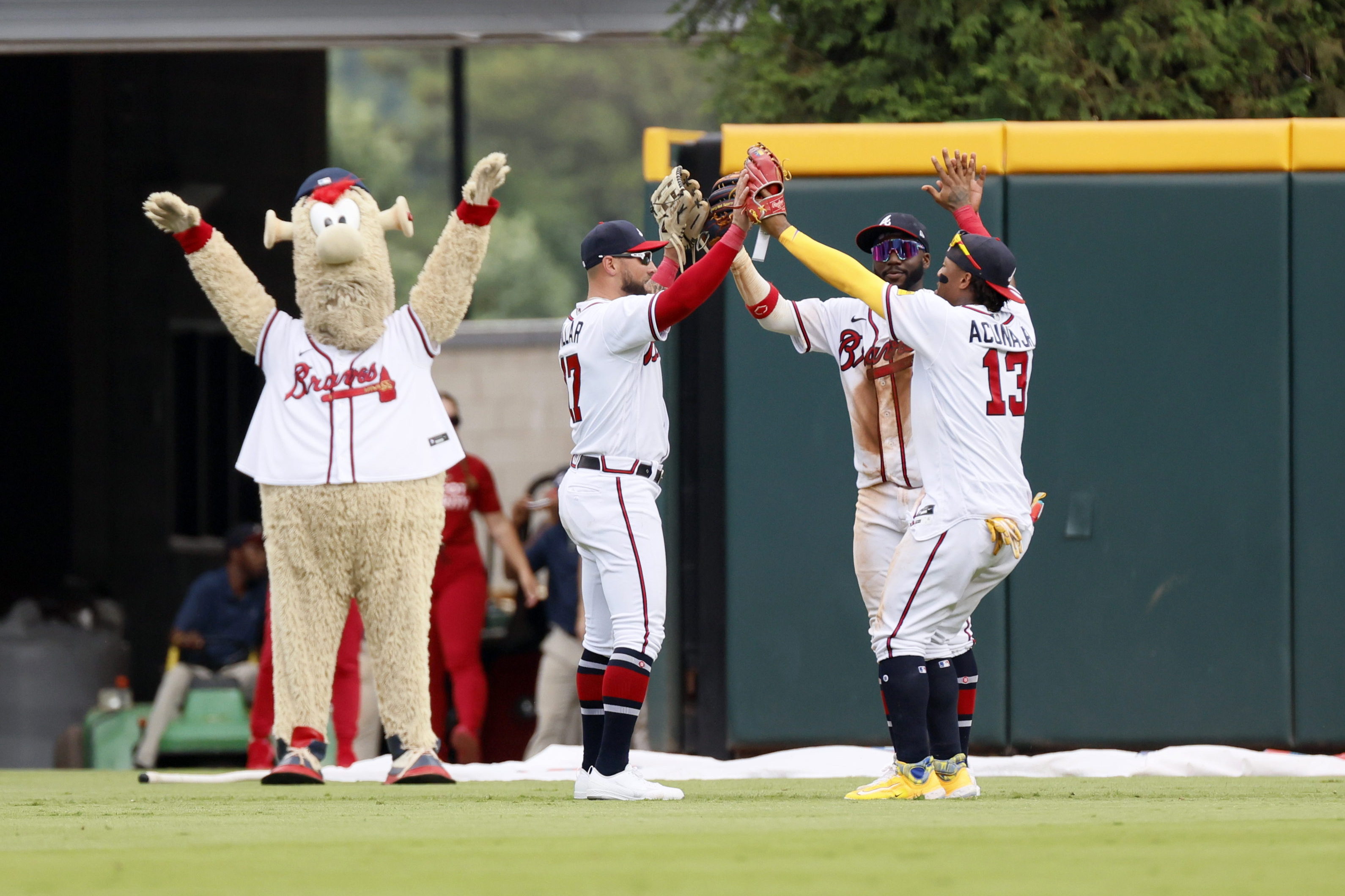 Braves continue road mastery with sweep of Marlins