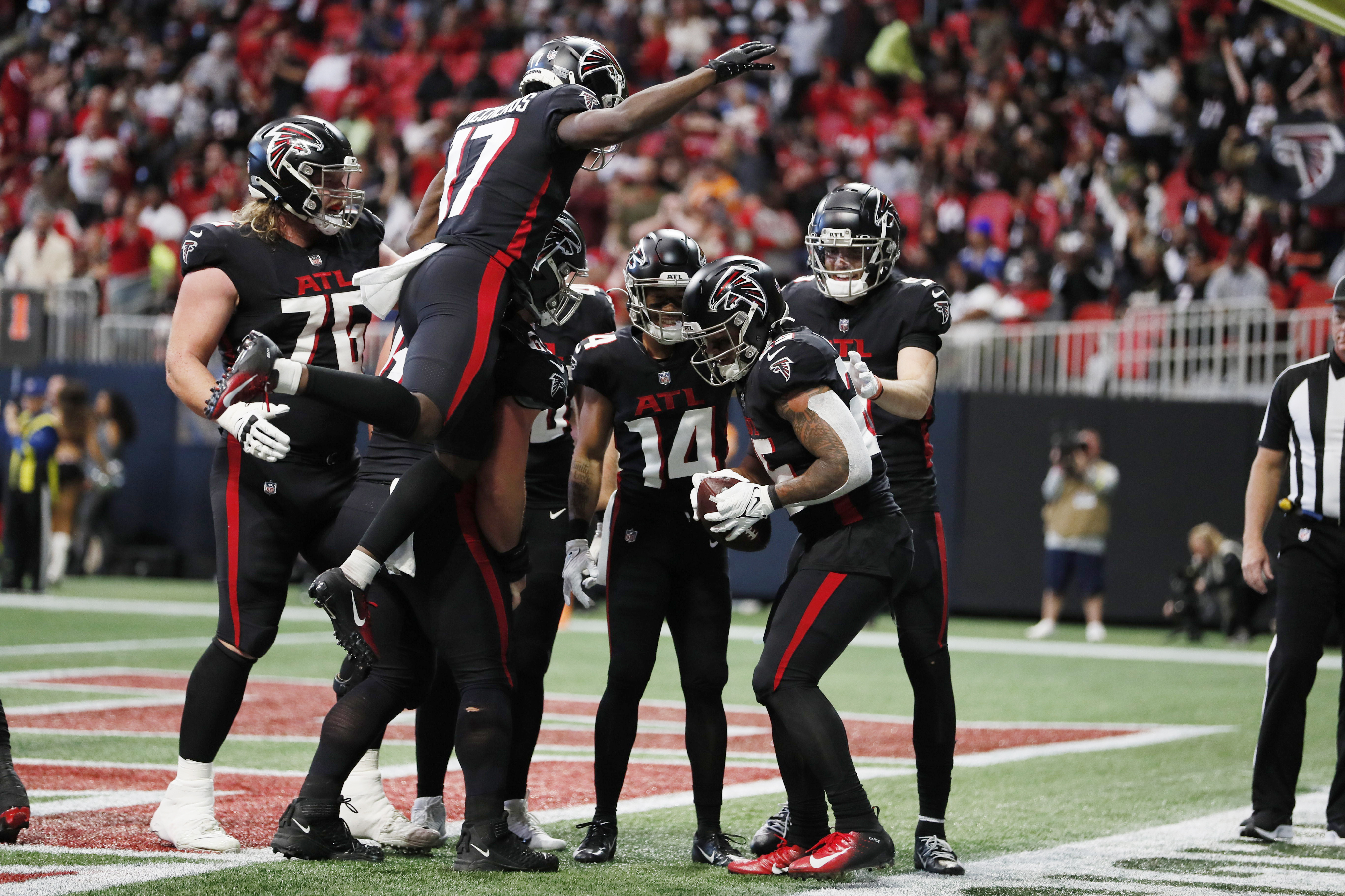 Atlanta Falcons place kicker Younghoe Koo (7) celebrates with Atlanta  Falcons long snapper Liam McCullough (48) after Koo's field goal against  the Chicago Bears during the second half of an NFL football