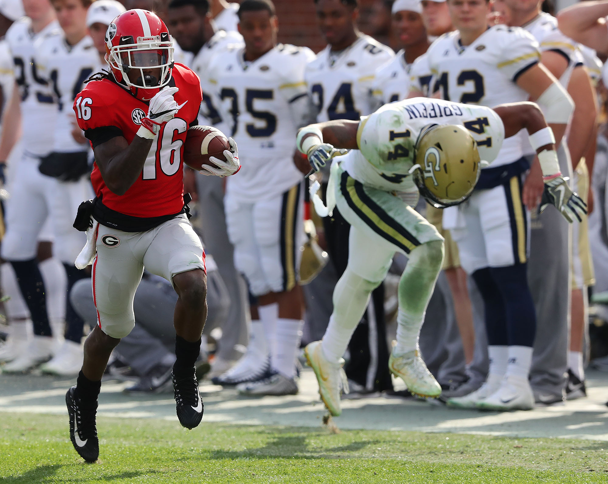 Former University of Georgia wide receiver Ahkil Crumpton scores a touchdown during a 2017 game against Georgia Tech.