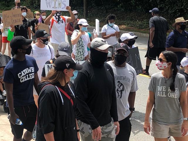 Falcons coach Dan Quinn and wife, Stacey (to his right), take part in a protest in Buckhead on Sunday, June 7, 2020. D. Orlando Ledbetter/dledbetter@ajc.com)