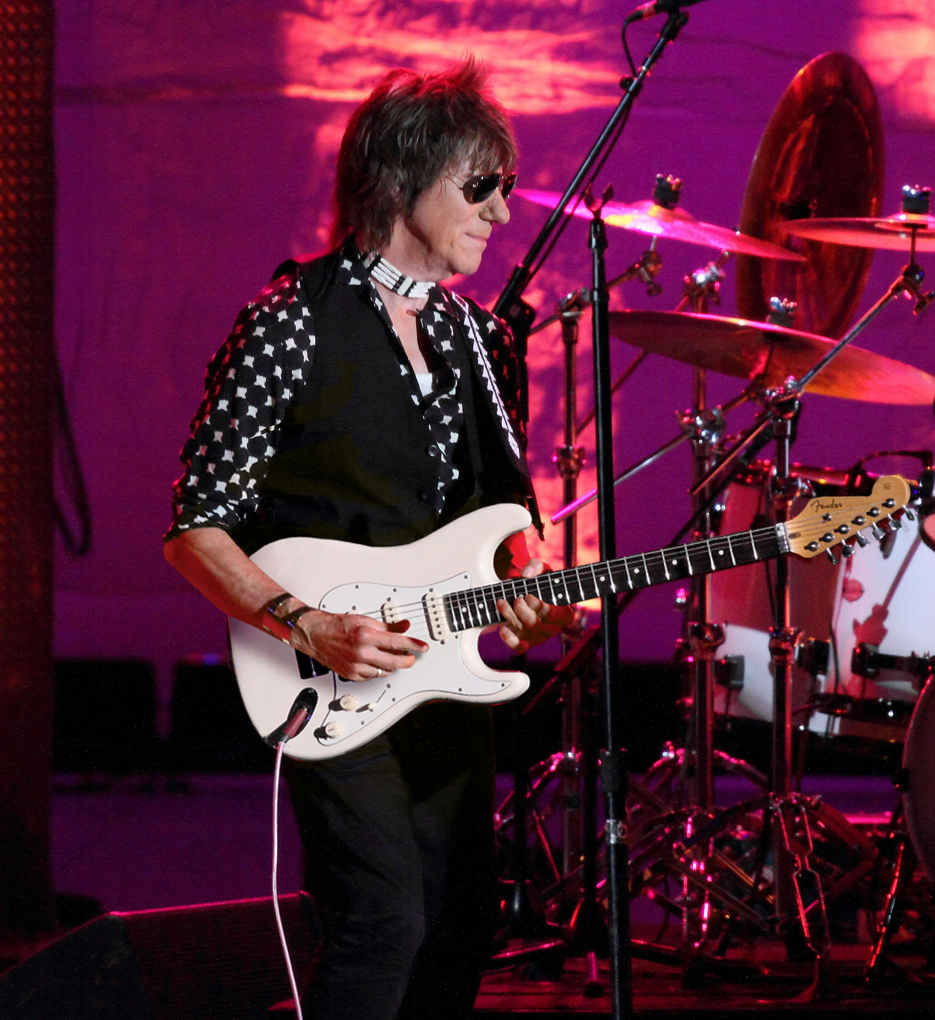 Στη φωτογραφία είναι η επίσημη ζωντανή λήψη του 2022 του θρυλικού Άγγλου κιθαρίστα Jeff Beck, σε τρέχουσα χρήση στον ιστότοπό του και σε live εξώφυλλο DVD.  Ο Beck παίζει την Coca-Cola Roxy της Atlanta την 1η Οκτωβρίου. Ευγενική προσφορά του Mad Ink PR/jeffbeck.com.