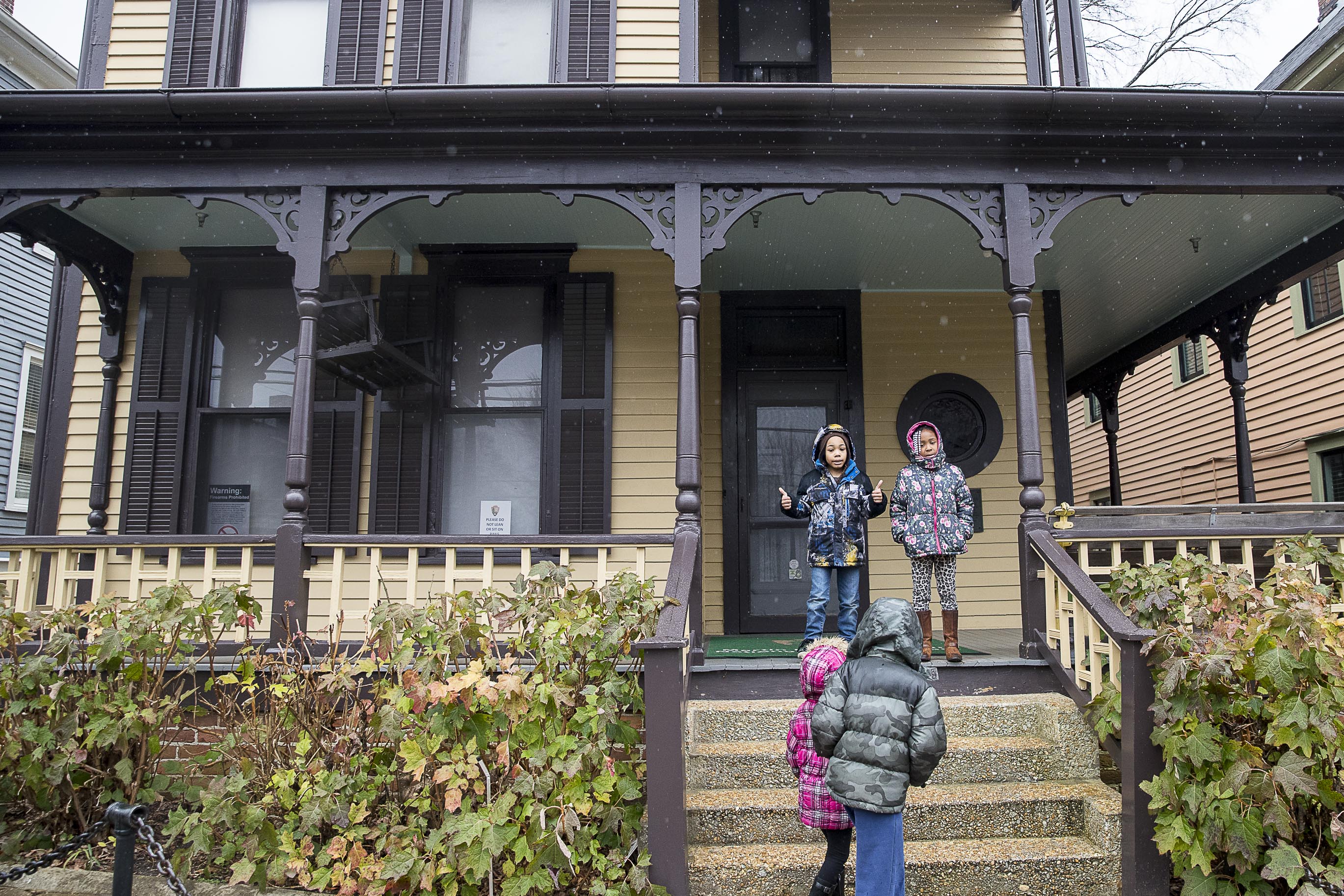 A light rain falls as Rico Aaron, Jr. (left) and Makalyn Ross (right) take their post for a photo opportunity at the birth home of Martin Luther King, Jr. at the Martin Luther King, Jr. National Historical Park in Atlanta, Thursday, January 17, 2019.