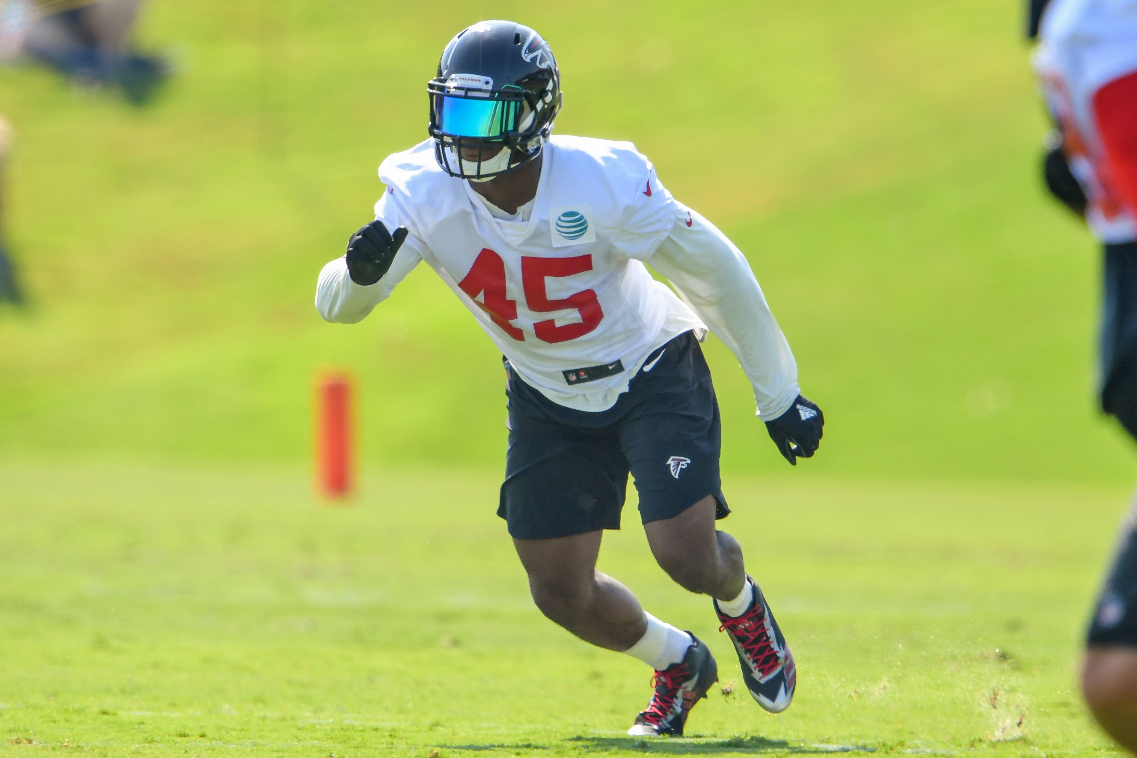 Falcons linebacker Deion Jones tests broken foot