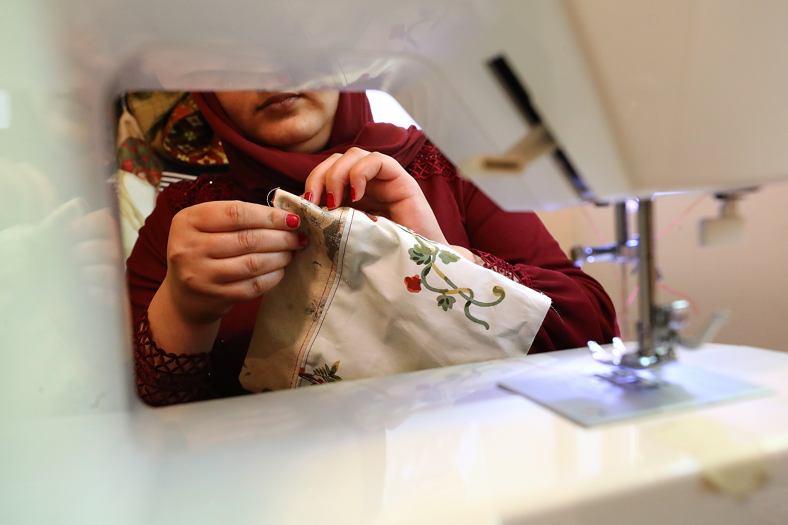 How to Thread a Singer Sewing Machine - The Tech Edvocate