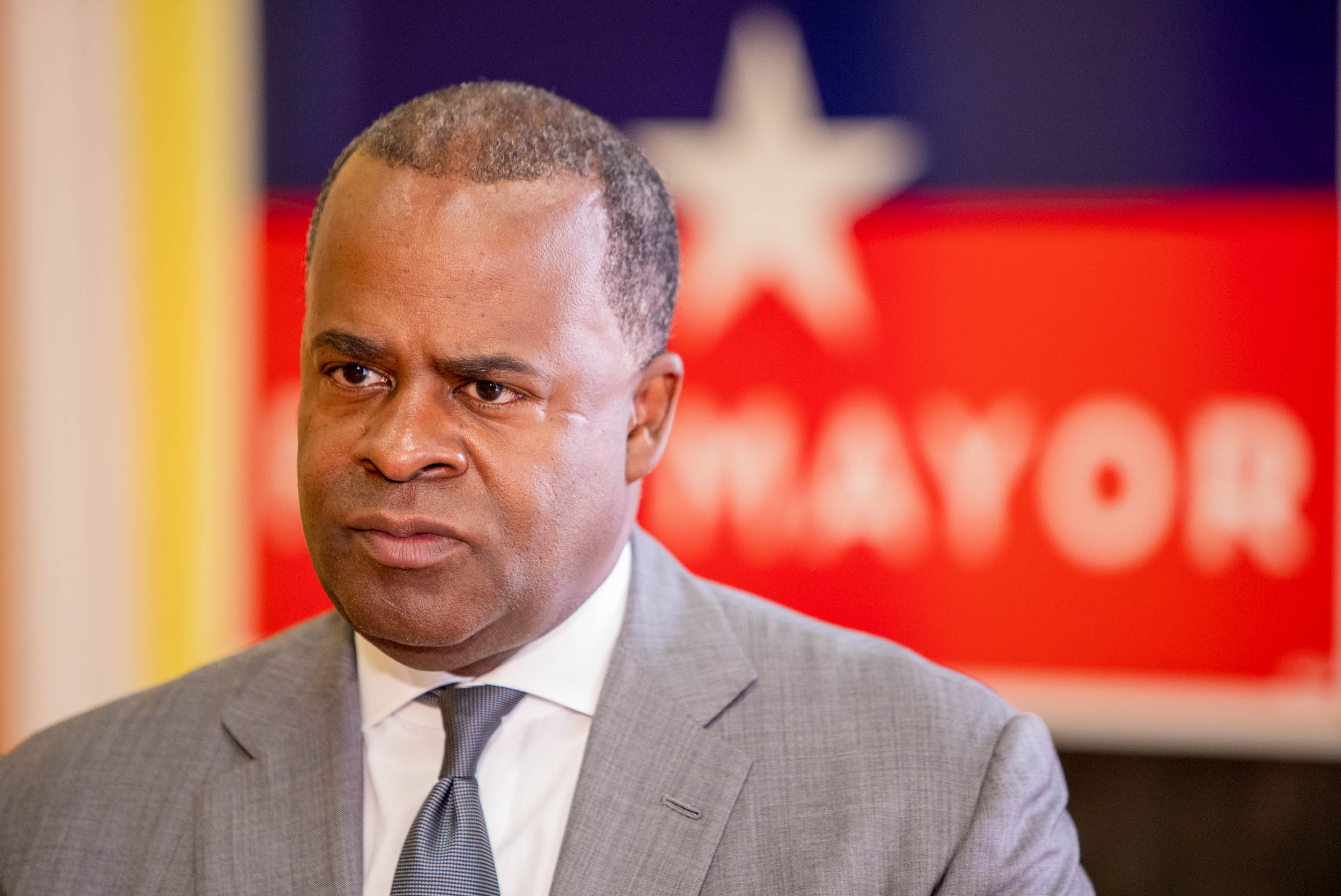 Former mayor Kasim Reed accepts an endorsement from the International Association of Fire Fighters Local 134 at Reed's campaign headquarters on Thursday, Oct. 7, 2021. (Jenni Girtman for The Atlanta Journal-Constitution)