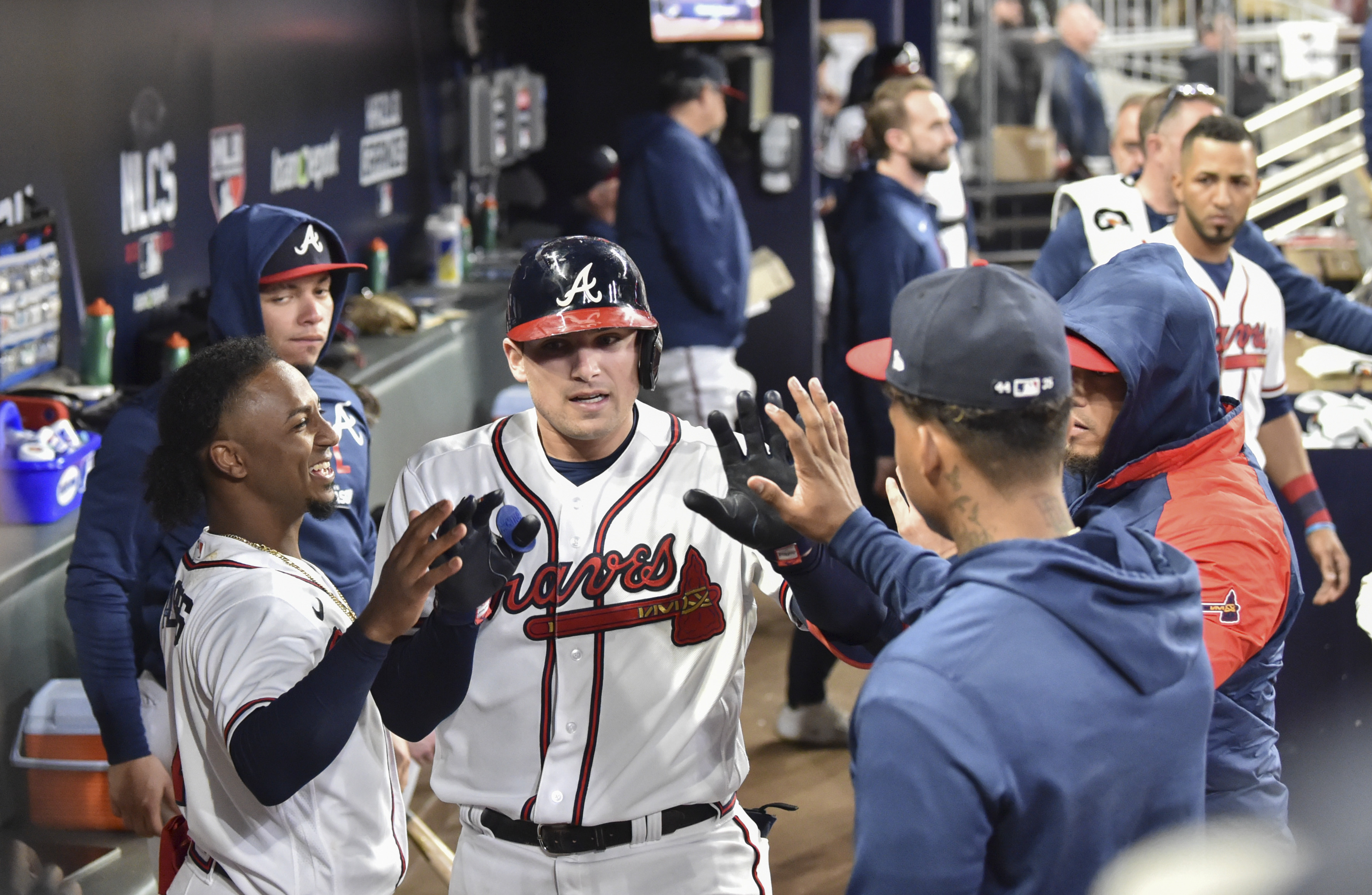 Braves defeat Dodgers 3-2 on walk-off single in NLCS Game 1 - Los
