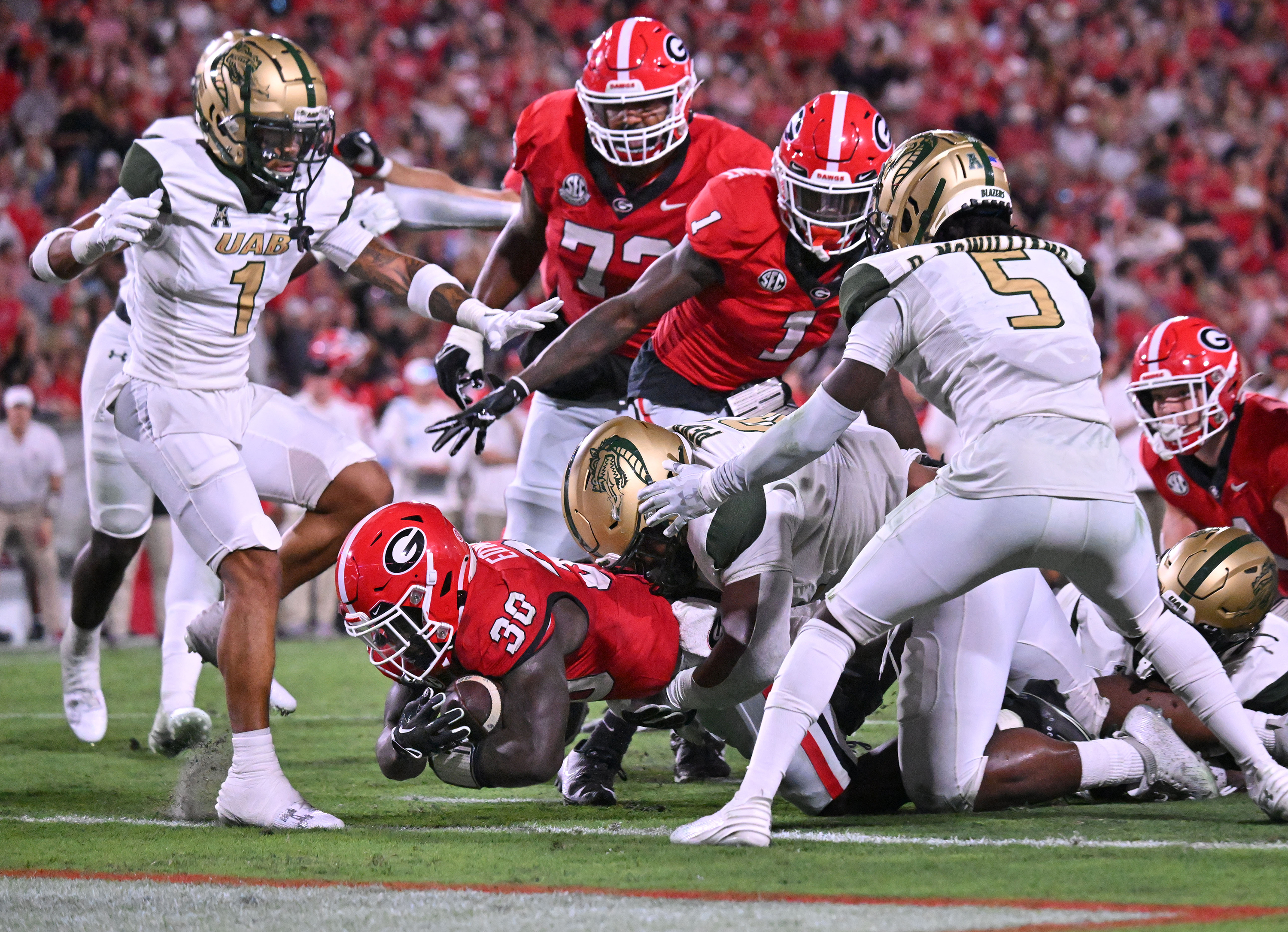 Jordan Davis bull-rushes his way through Eagles O-line like it's Vanderbilt