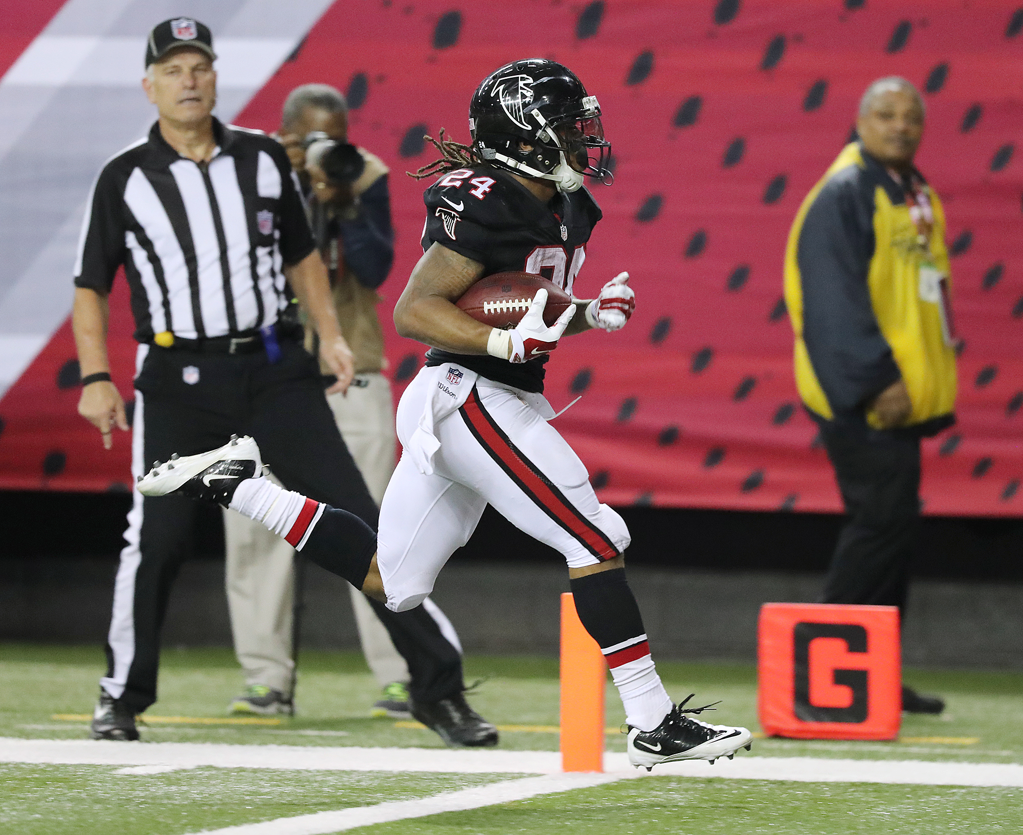 Falcons make a statement with convincing win over 49ers