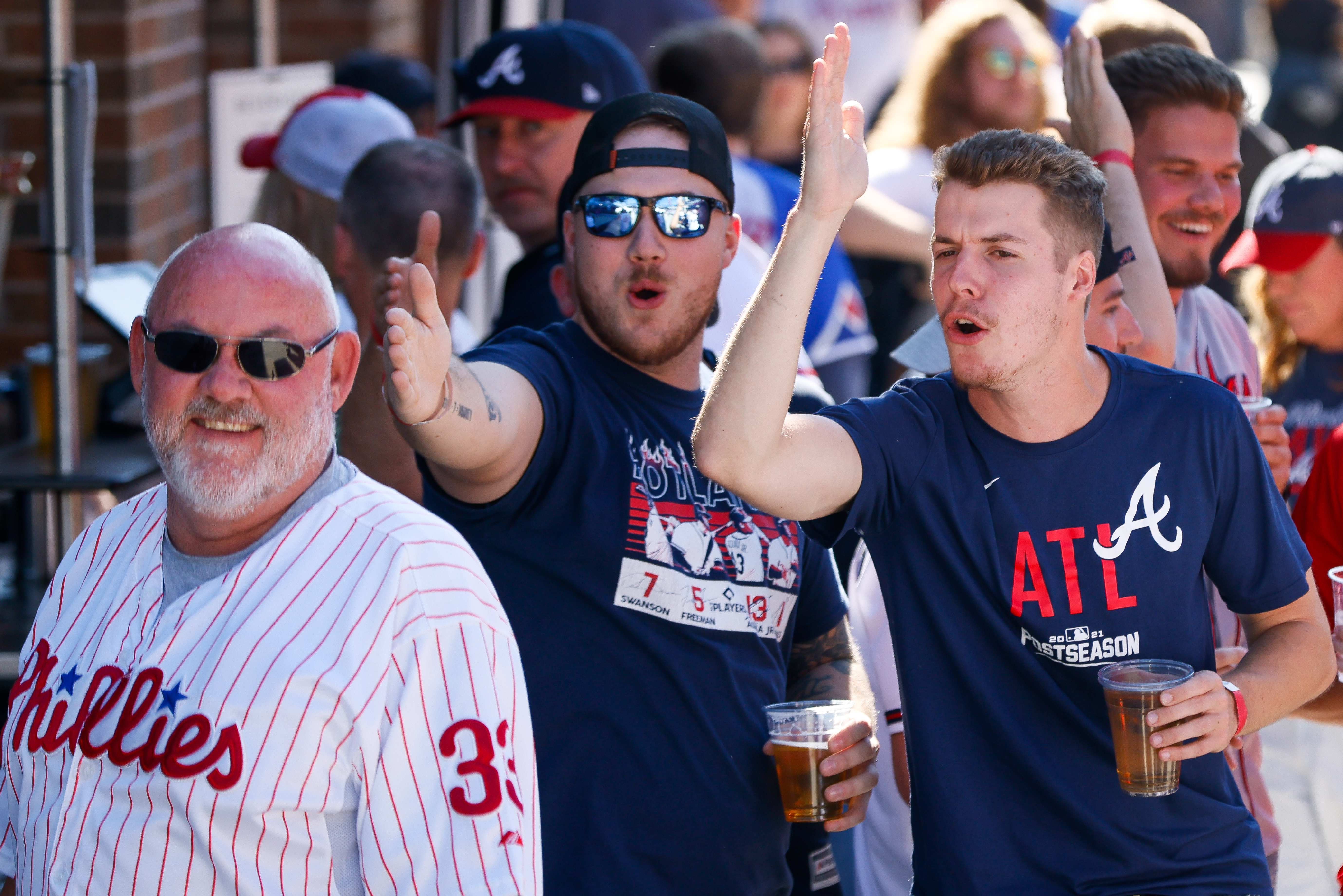 Fans roar as Phillies parade through Philly, Sports