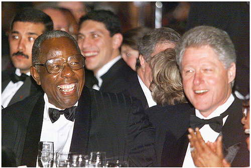 Brian Snitker greets Hank Aaron s wife Billye Aaron at a ceremony