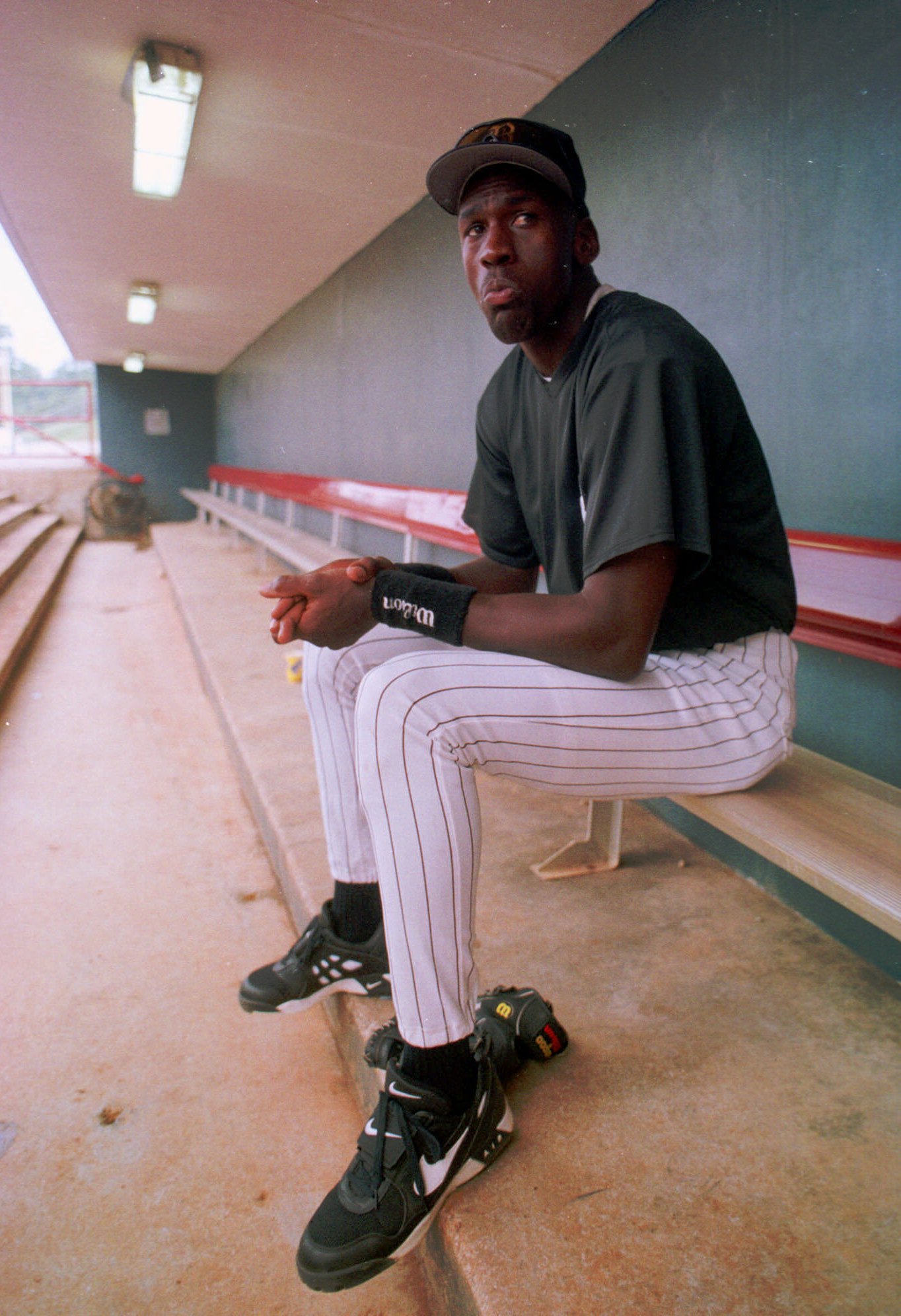 March 4, 1994: Michael Jordan makes his baseball debut with Chicago White  Sox in spring training – Society for American Baseball Research