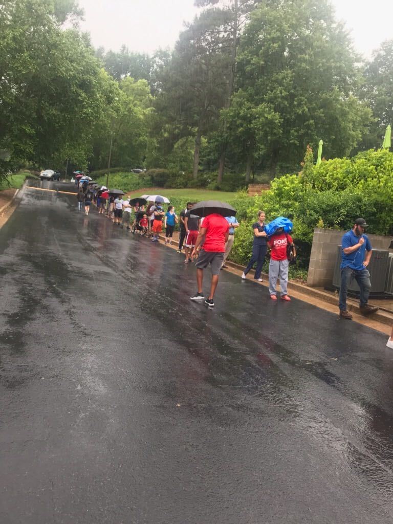 The line at King Springs Elementary School in Smyrna stretched around the blog at about 6:15 p.m. (ERNIE SUGGS/AJC)