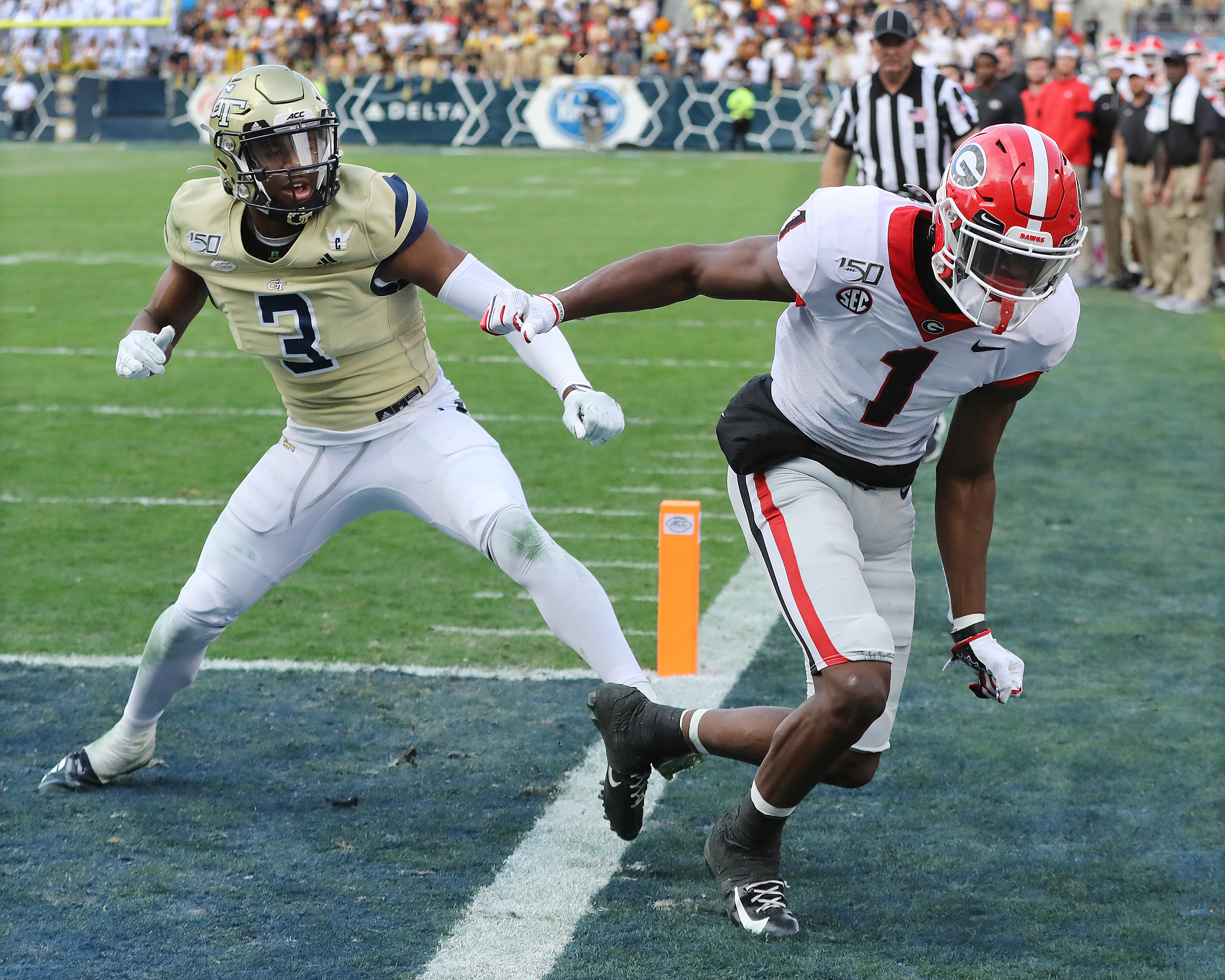 George Pickens Georgia Bulldogs Unsigned Leaping in 2021 Bowl Game  Photograph