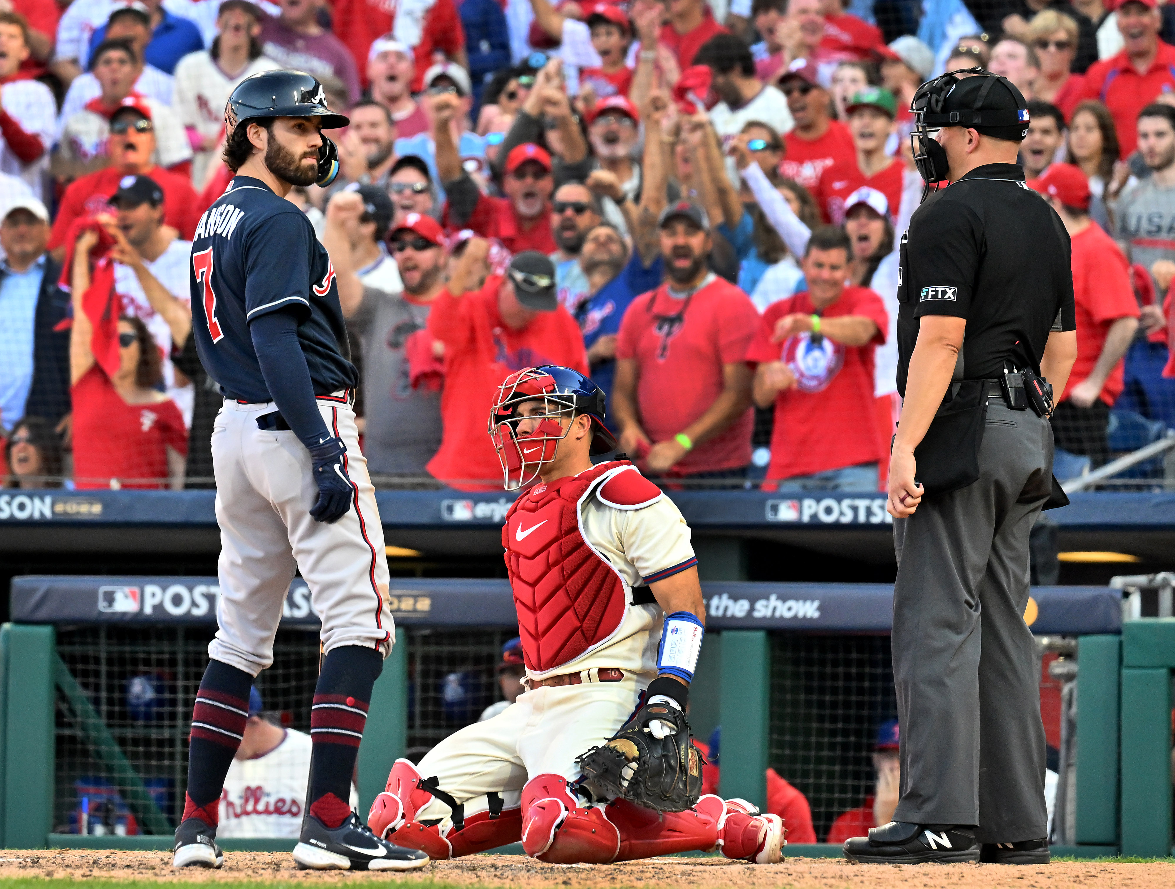 Phillies' bats go quiet as Braves even NLDS at 1 game apiece