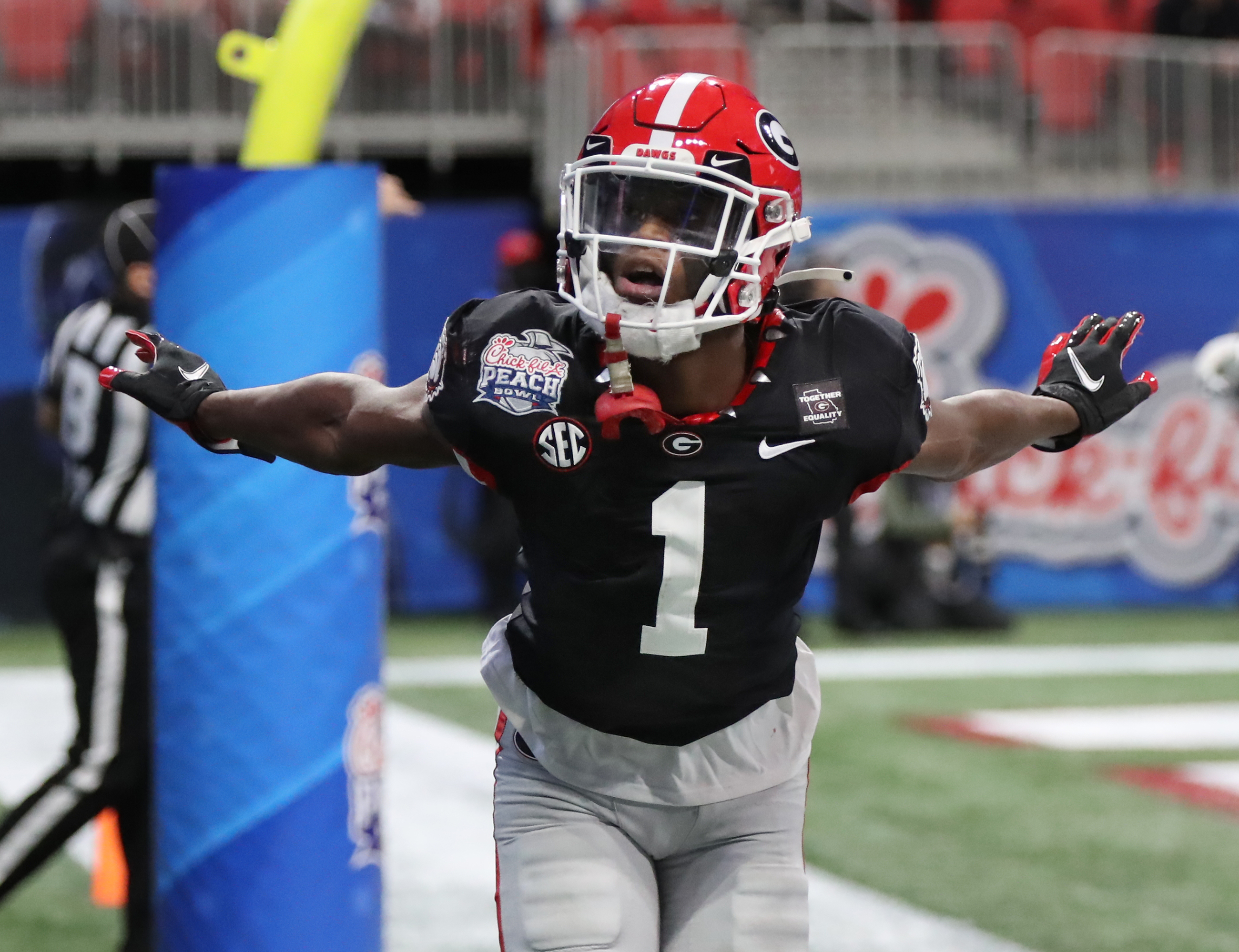 Football's Standout Season Ends with 24-21 Peach Bowl Loss to Georgia -  University of Cincinnati Athletics