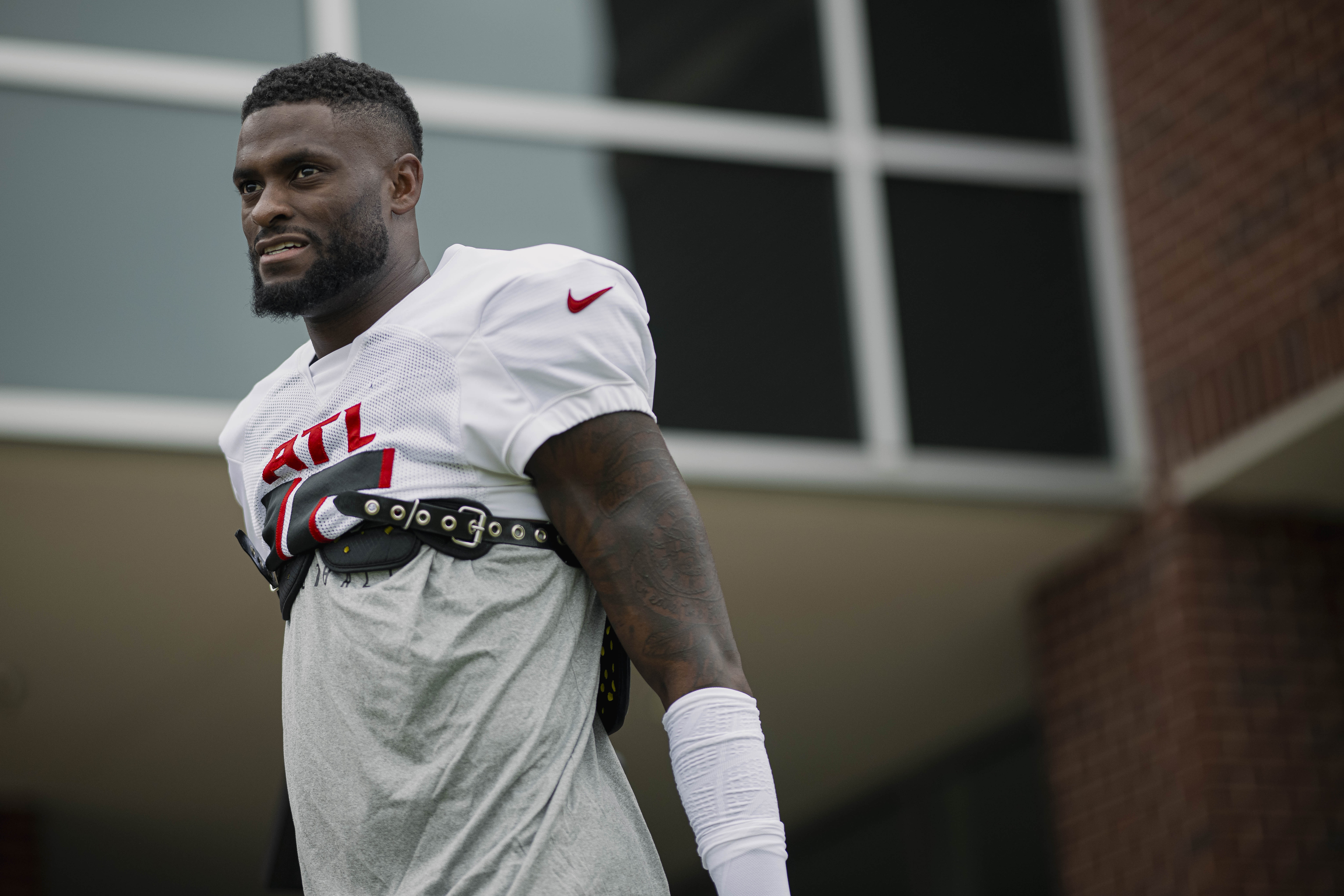 Falcons' White defends Vick in party incident